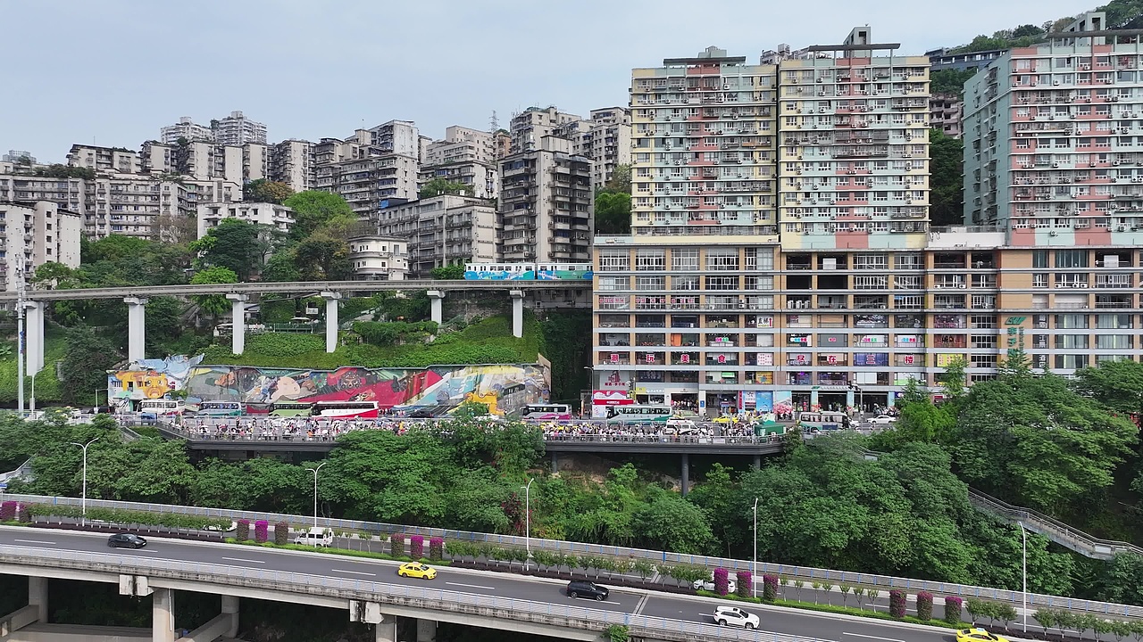 重庆李子坝轻轨穿楼航拍视频素材画面2