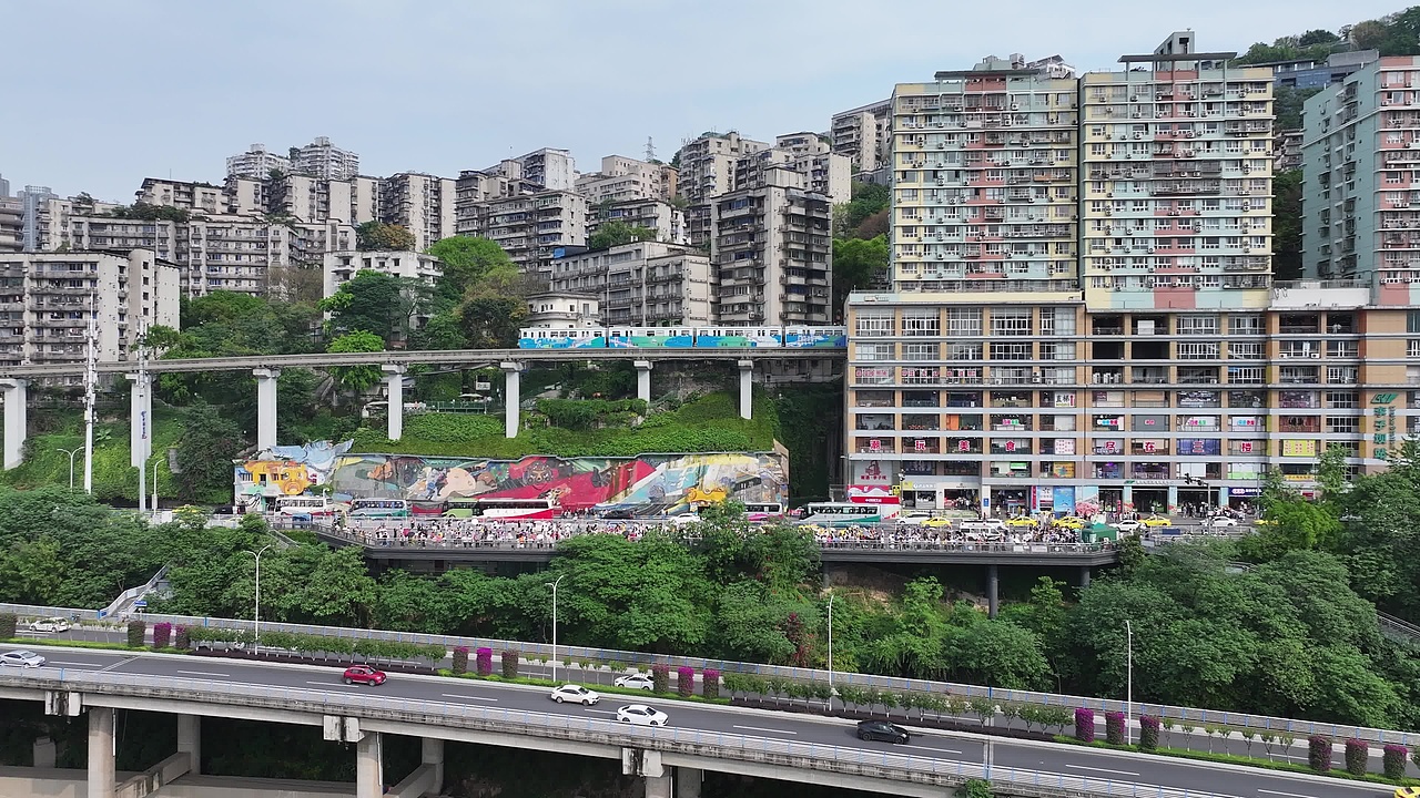 重庆李子坝轻轨穿楼航拍视频素材画面3
