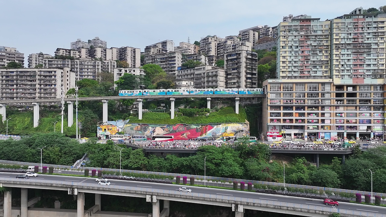 重庆李子坝轻轨穿楼航拍视频素材画面4