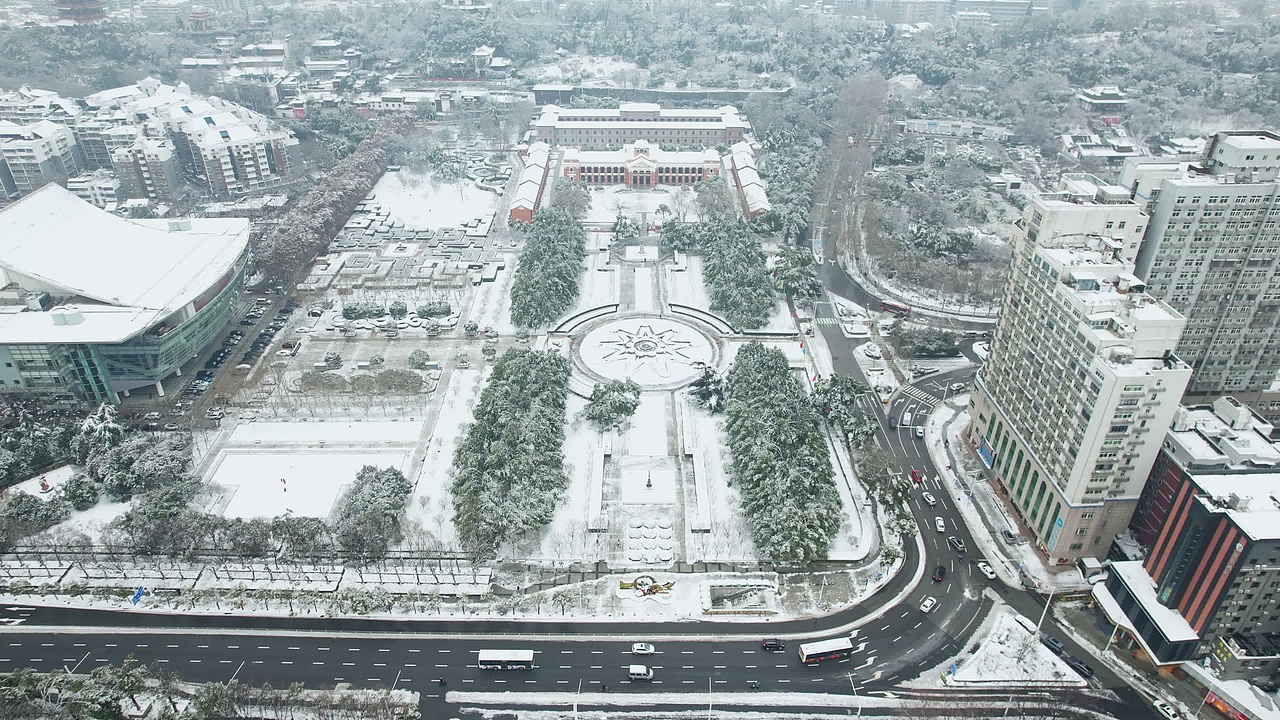 4k武汉首义广场辛亥革命博物馆航拍雪景视频素材画面4