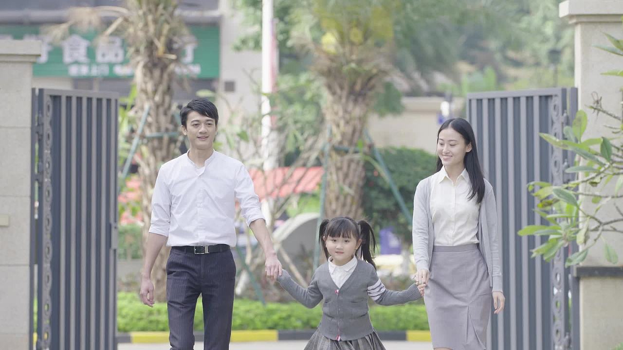 4K温馨一家人回家升格视频素材画面1