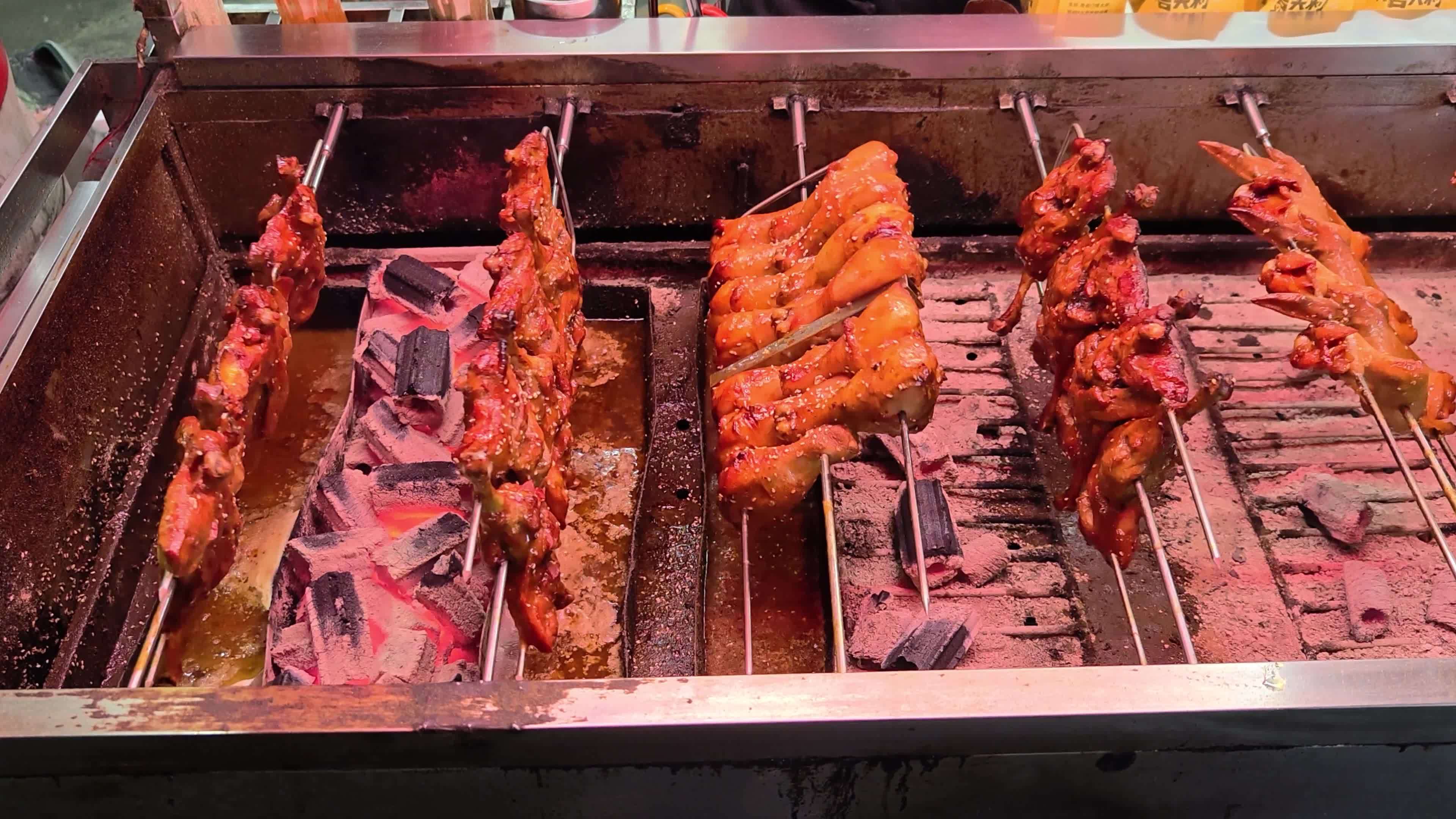 炭火烤肉串滋滋冒油视频素材画面2