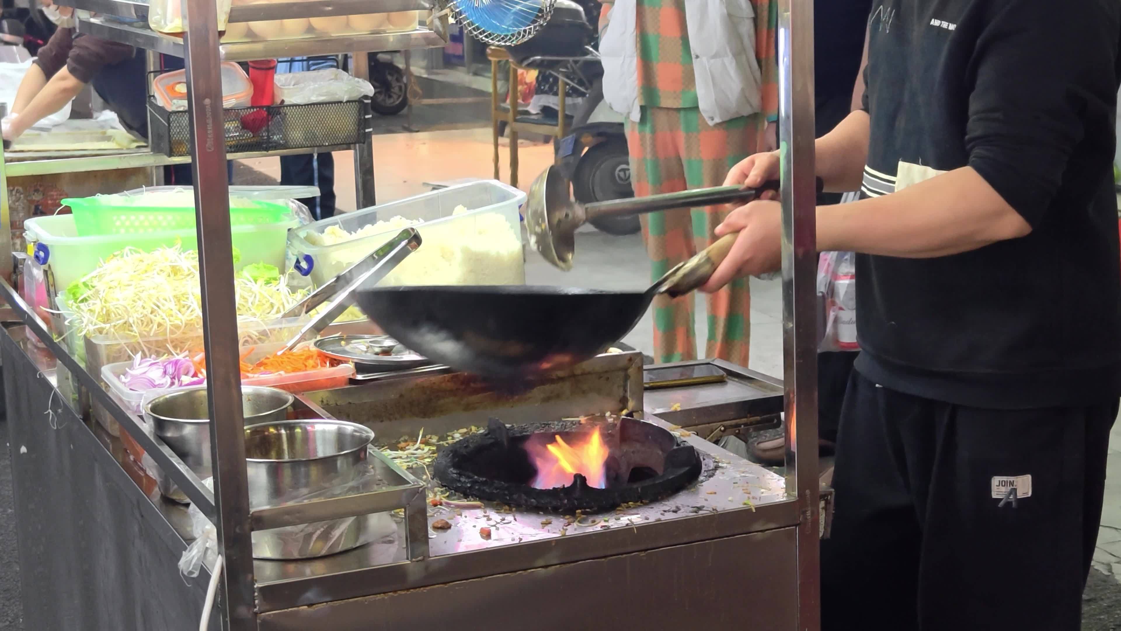 街头小吃火焰炒饭制作视频素材画面1