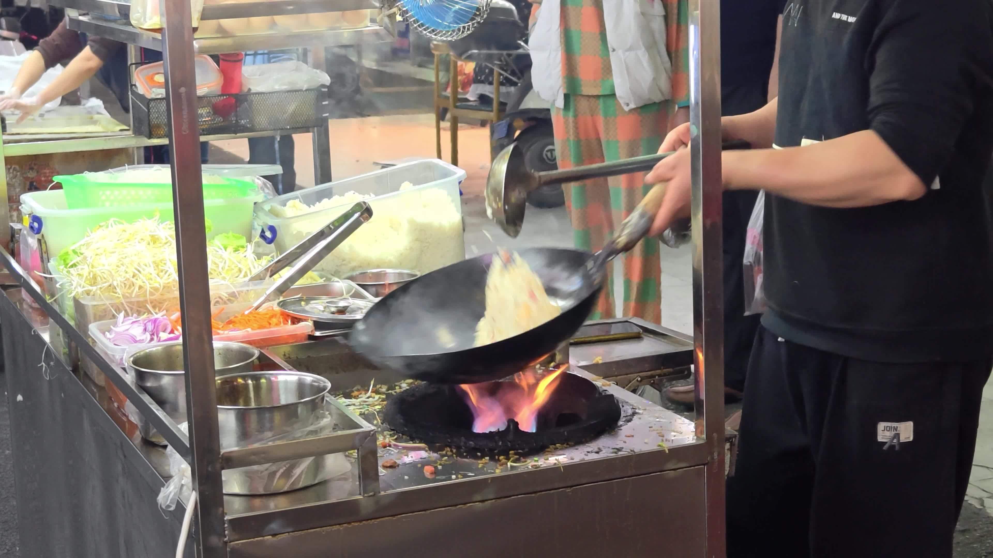 街头小吃火焰炒饭制作视频素材画面2