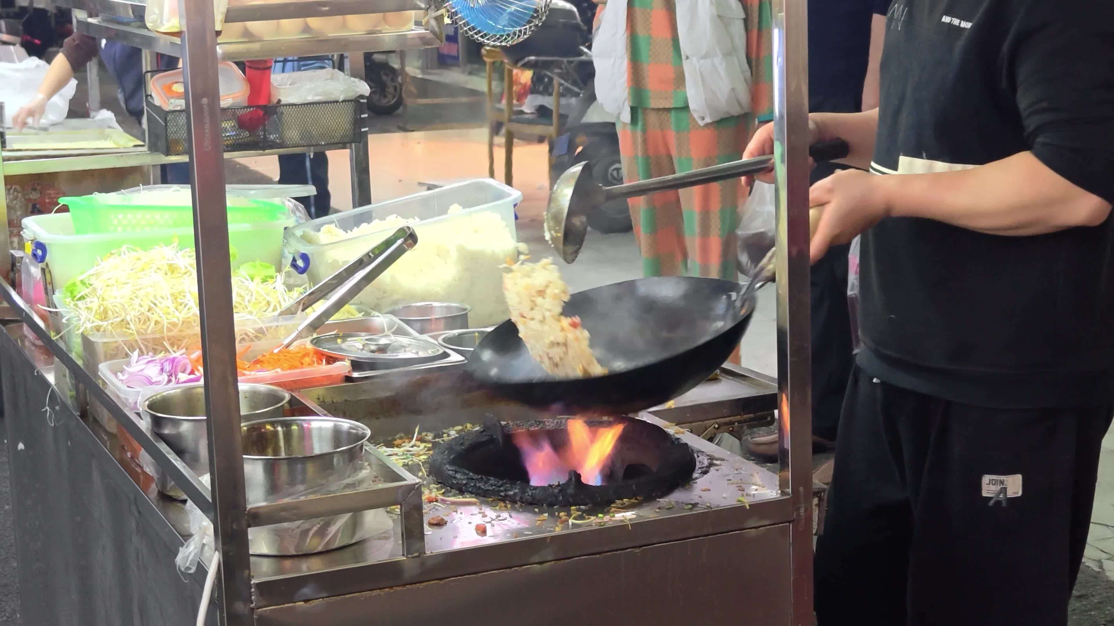 街头小吃火焰炒饭制作视频素材画面3