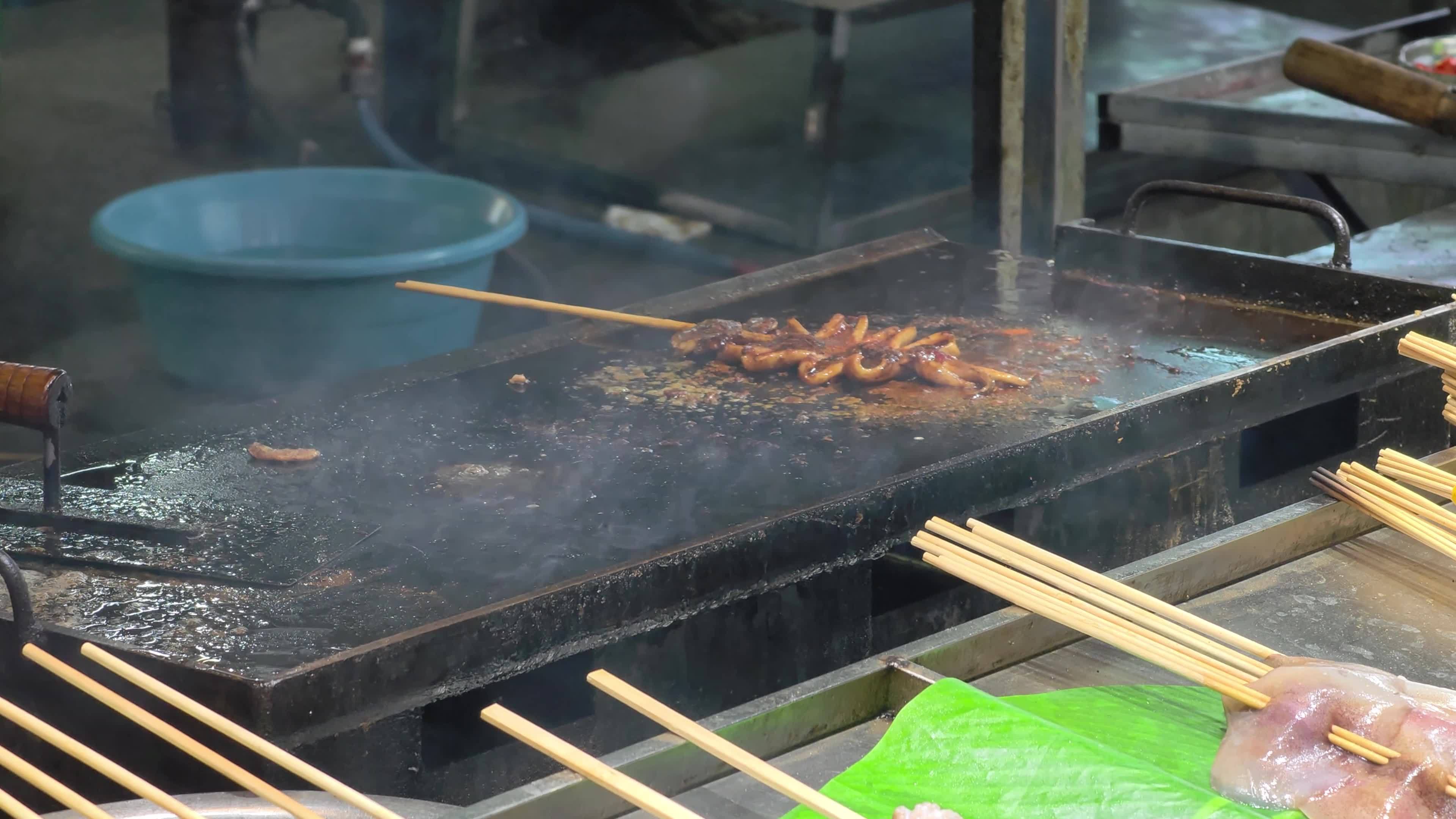 铁板鱿鱼滋滋冒油视频素材画面1