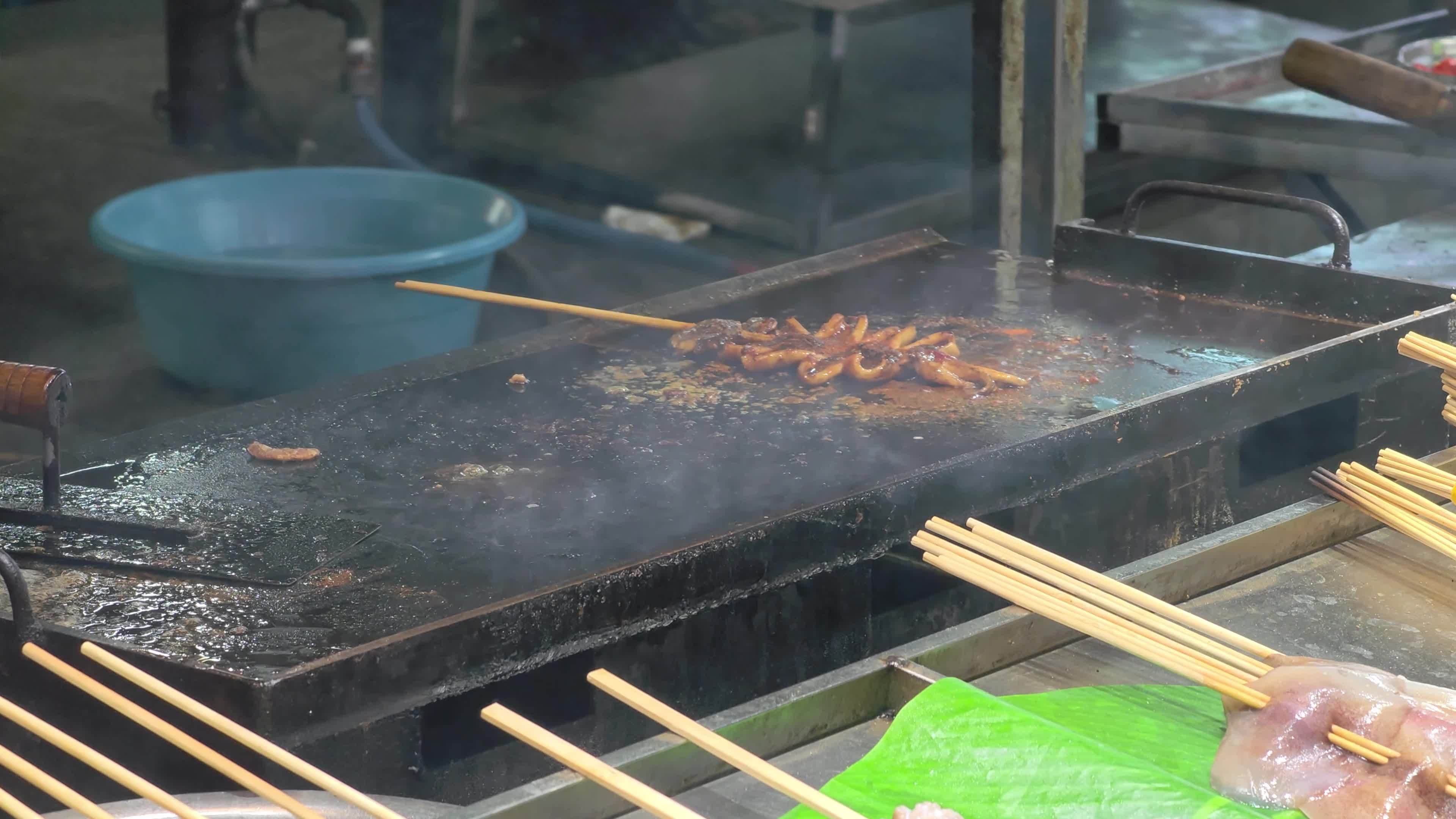 铁板鱿鱼滋滋冒油视频素材画面2