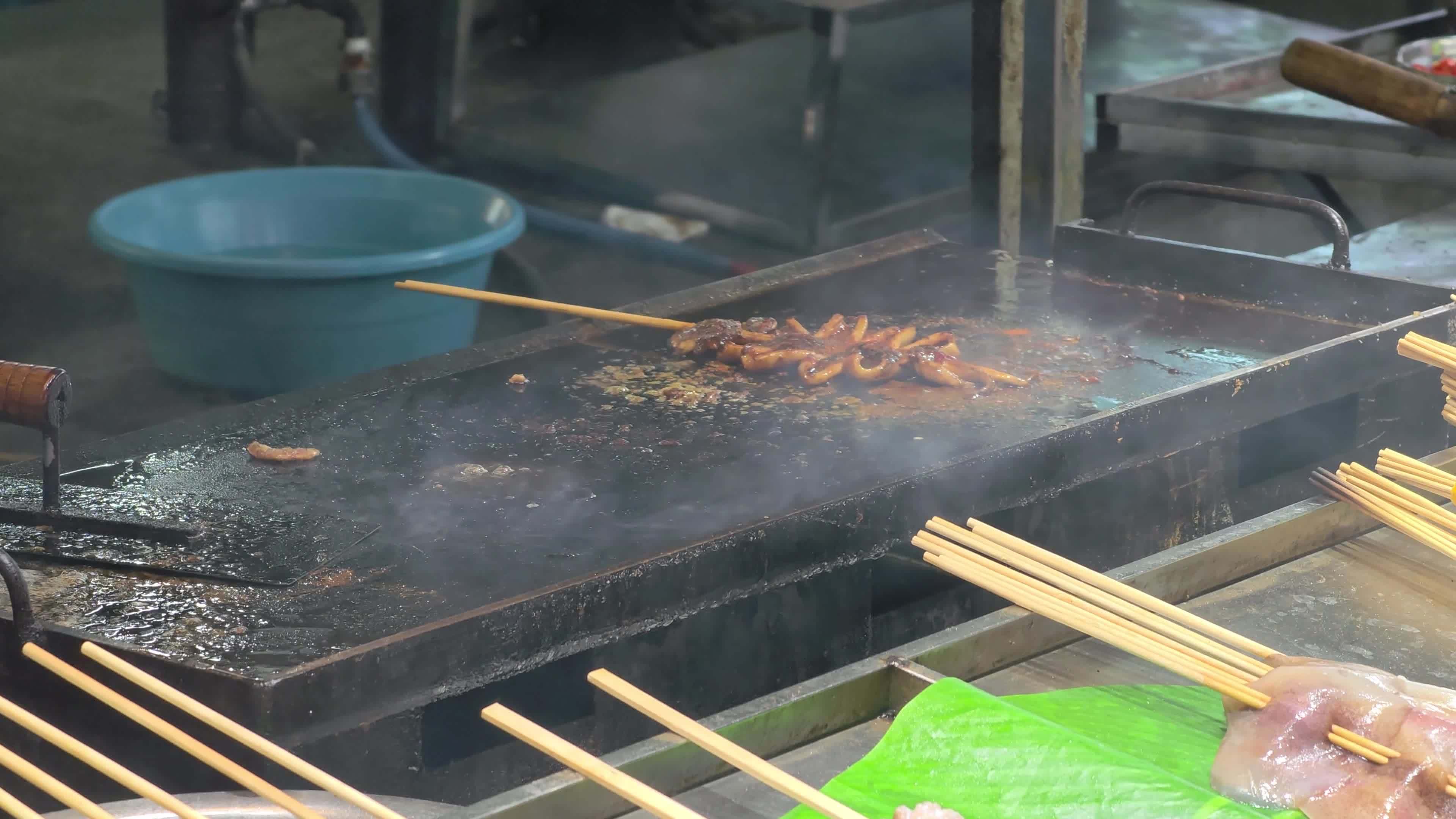 铁板鱿鱼滋滋冒油视频素材画面3