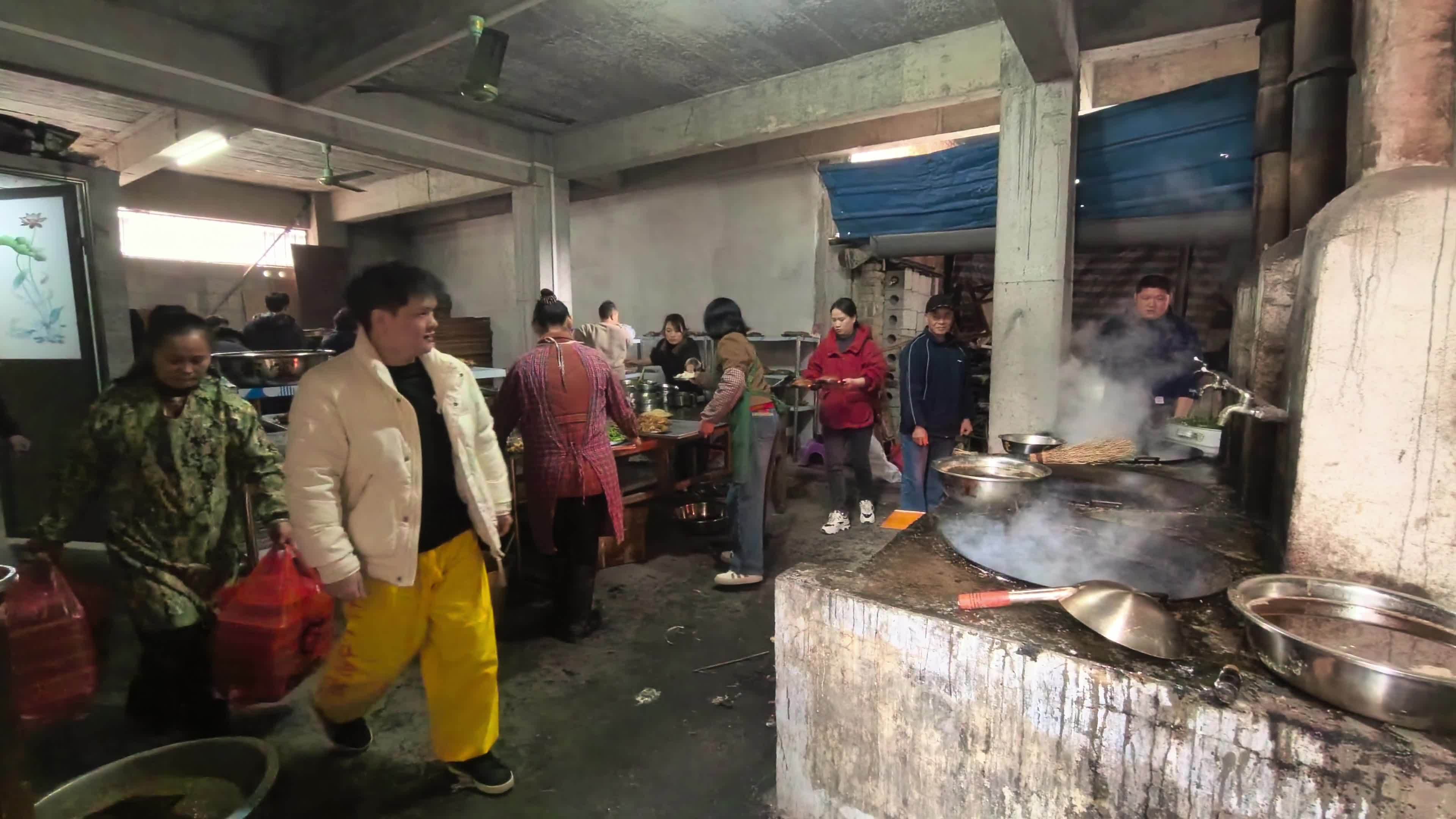 乡村流水席备餐忙碌景象视频素材画面2