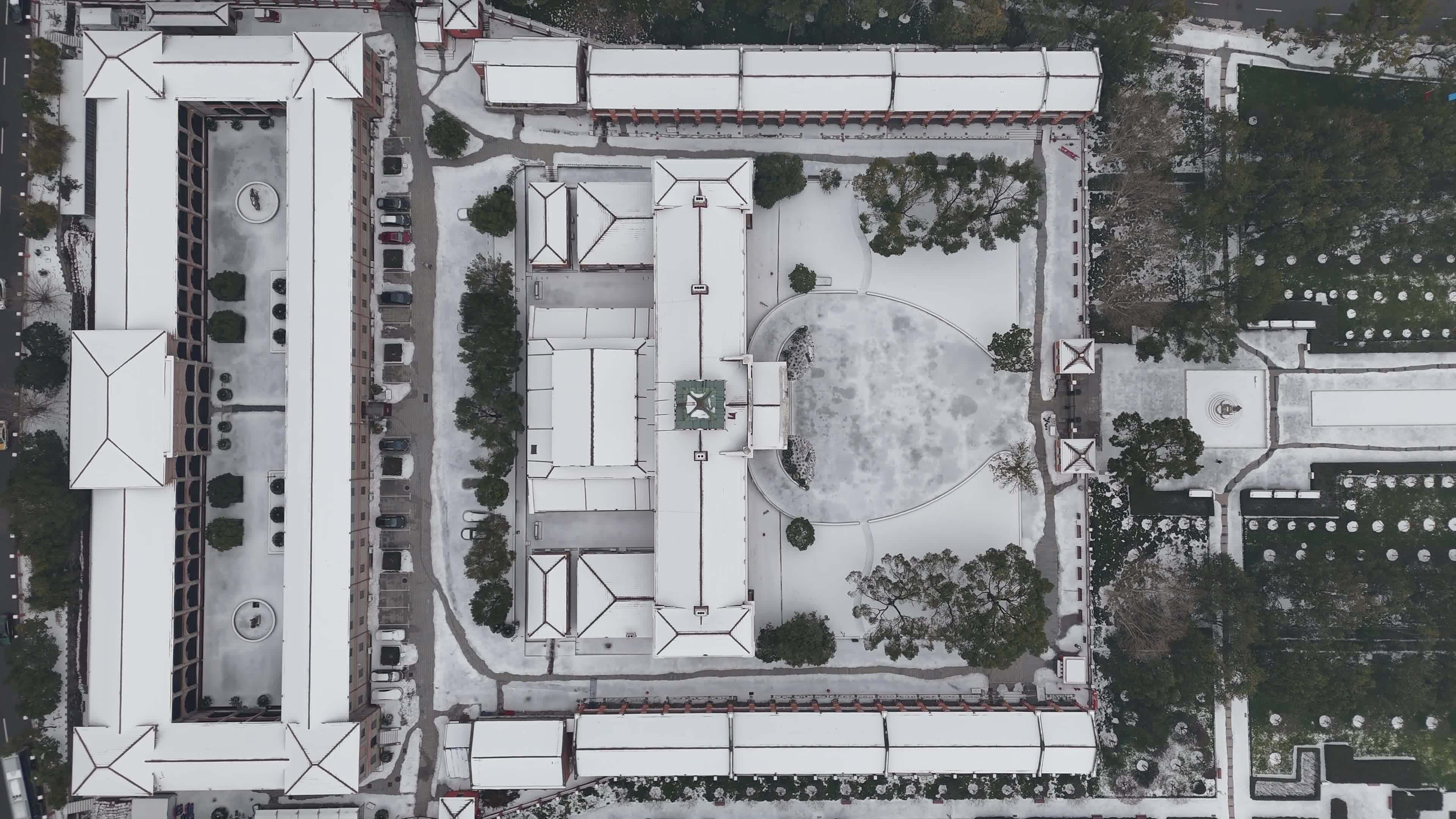 武汉航拍黄鹤楼古建筑雪景下雪红楼长江大桥视频素材画面1