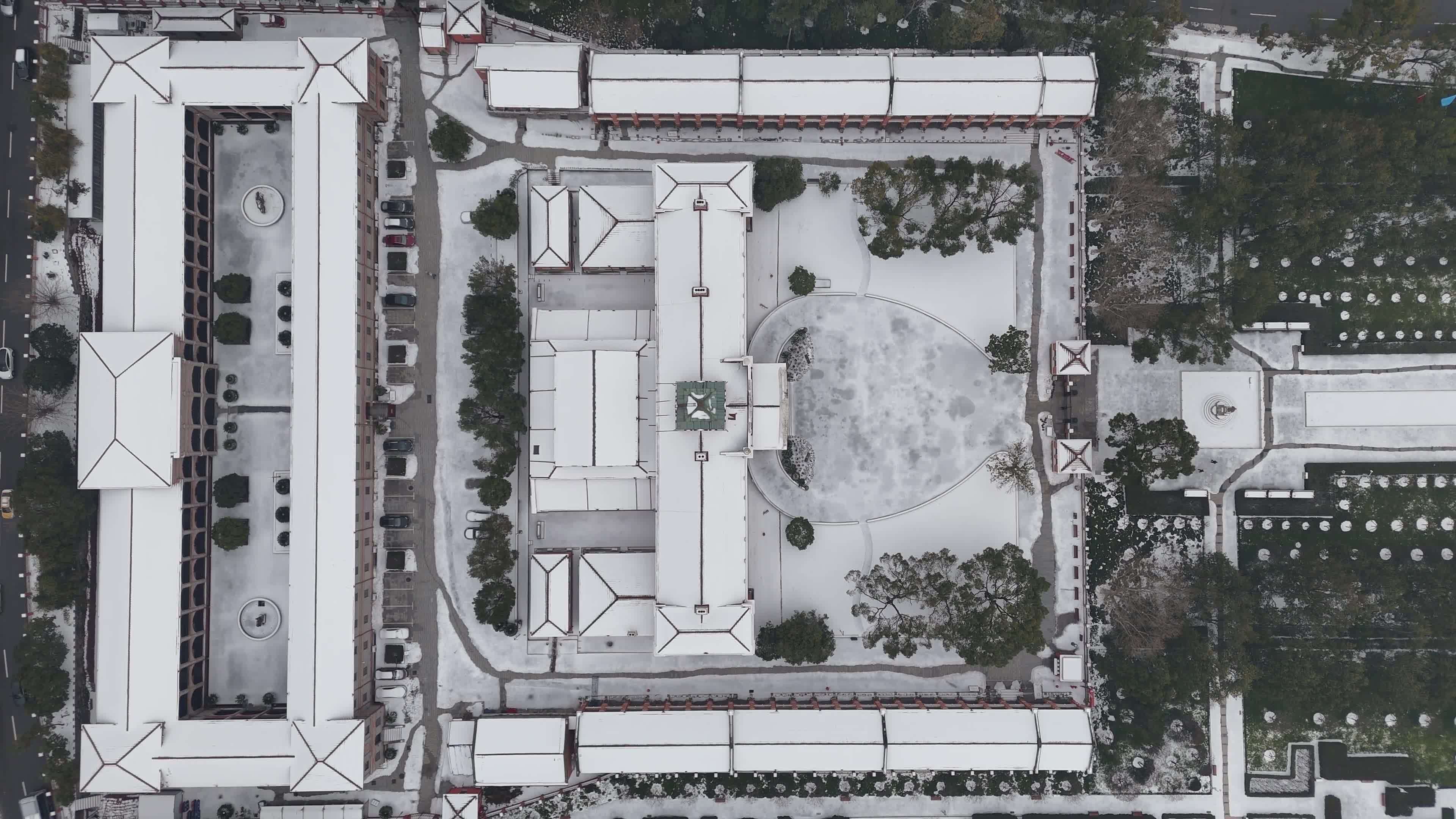 武汉航拍黄鹤楼古建筑雪景下雪红楼长江大桥视频素材画面3
