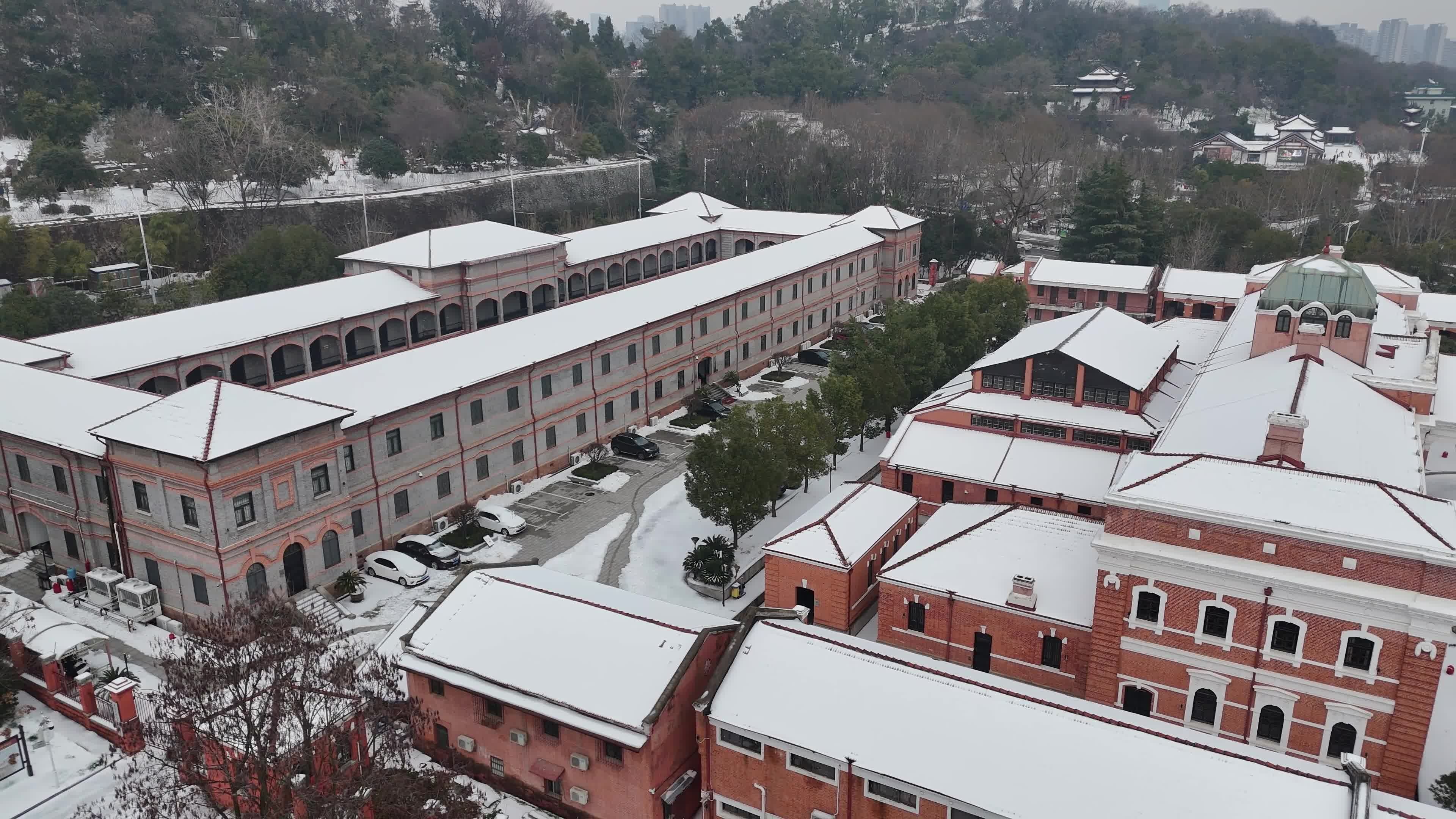 武汉航拍黄鹤楼古建筑雪景下雪红楼长江大桥视频素材画面1
