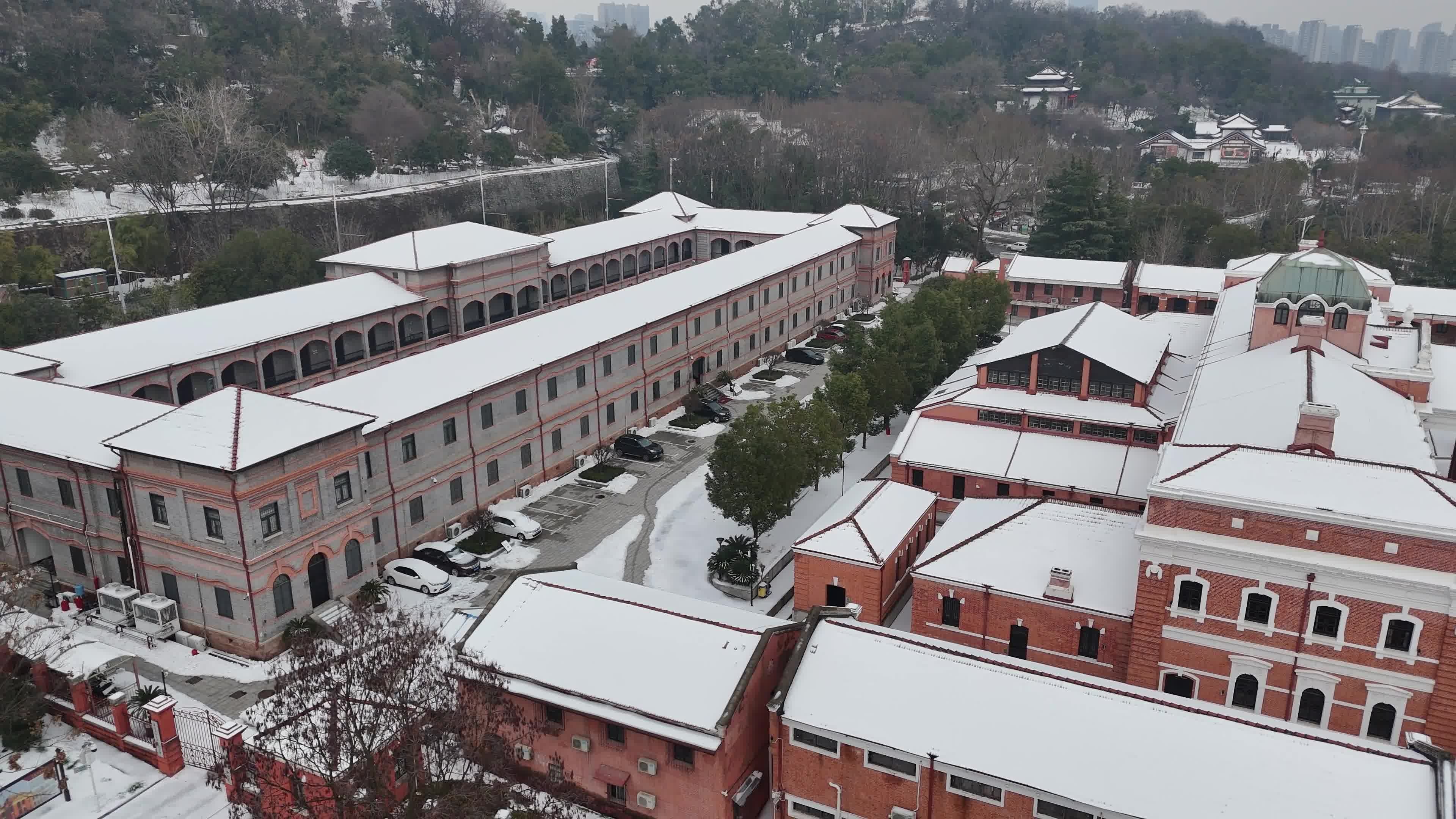 武汉航拍黄鹤楼古建筑雪景下雪红楼长江大桥视频素材画面4