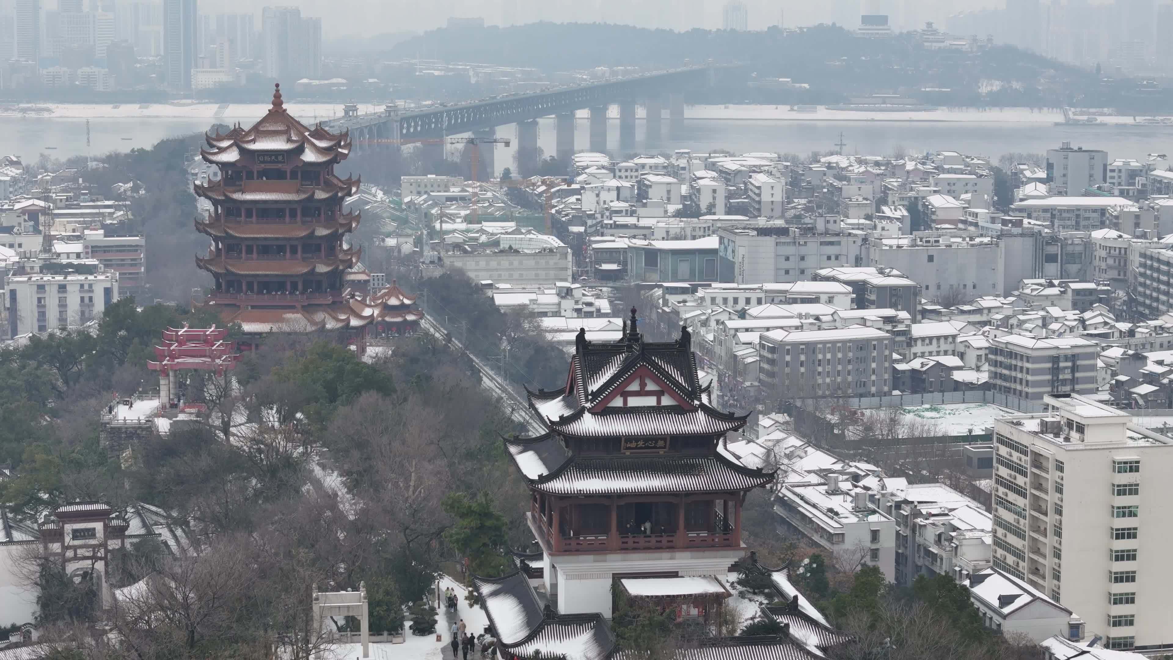 武汉航拍黄鹤楼古建筑雪景下雪红楼长江大桥视频素材画面1