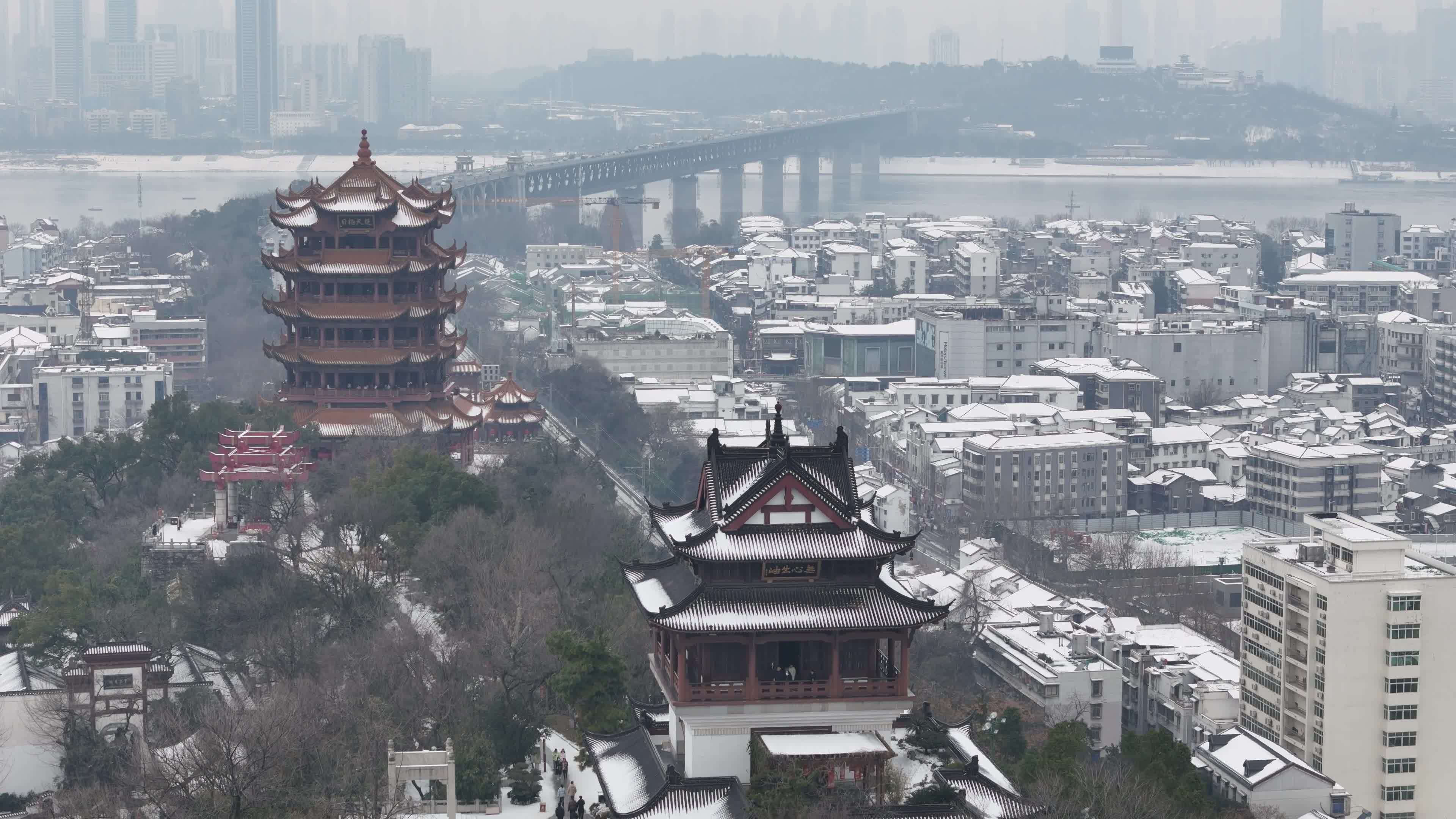 武汉航拍黄鹤楼古建筑雪景下雪红楼长江大桥视频素材画面2