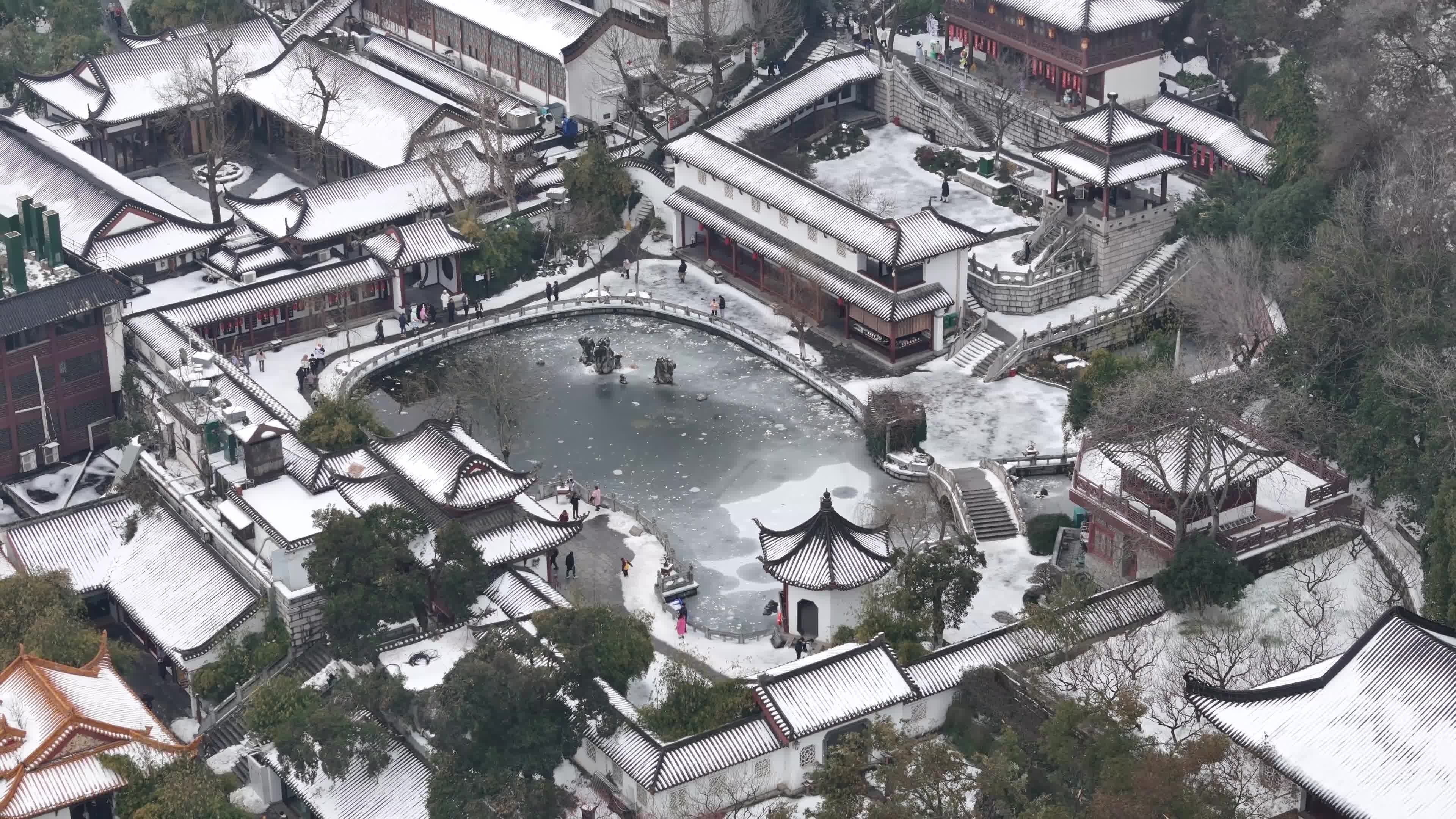 武汉航拍黄鹤楼古建筑雪景下雪红楼长江大桥视频素材画面1