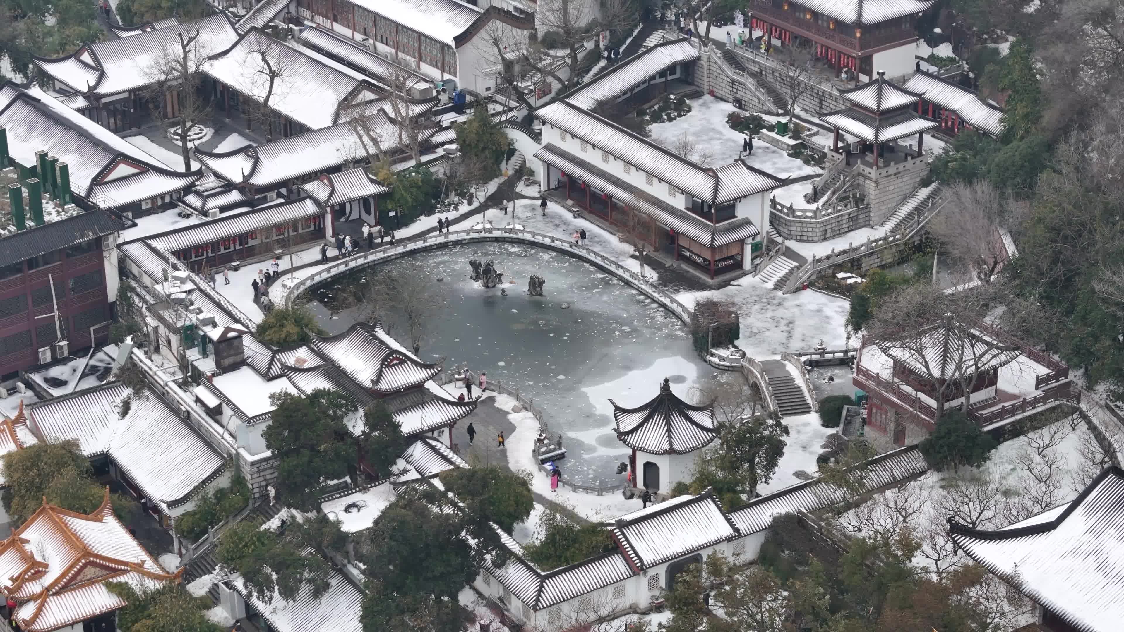 武汉航拍黄鹤楼古建筑雪景下雪红楼长江大桥视频素材画面4