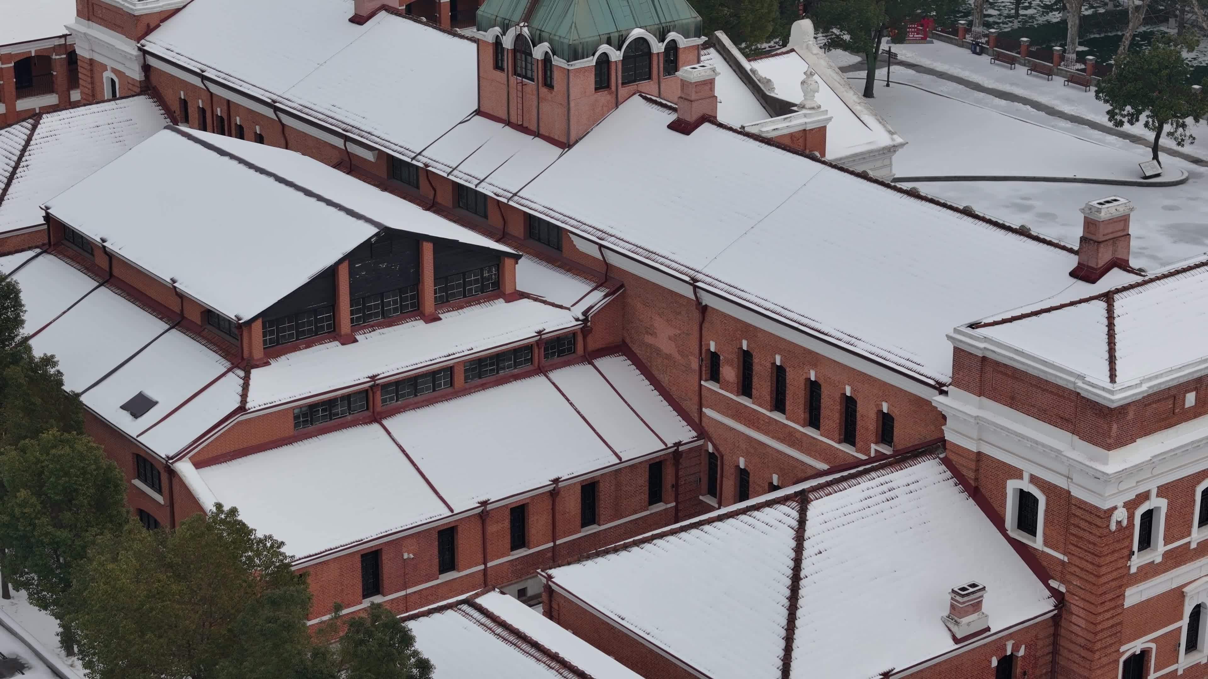 武汉航拍黄鹤楼古建筑雪景下雪红楼长江大桥视频素材画面1