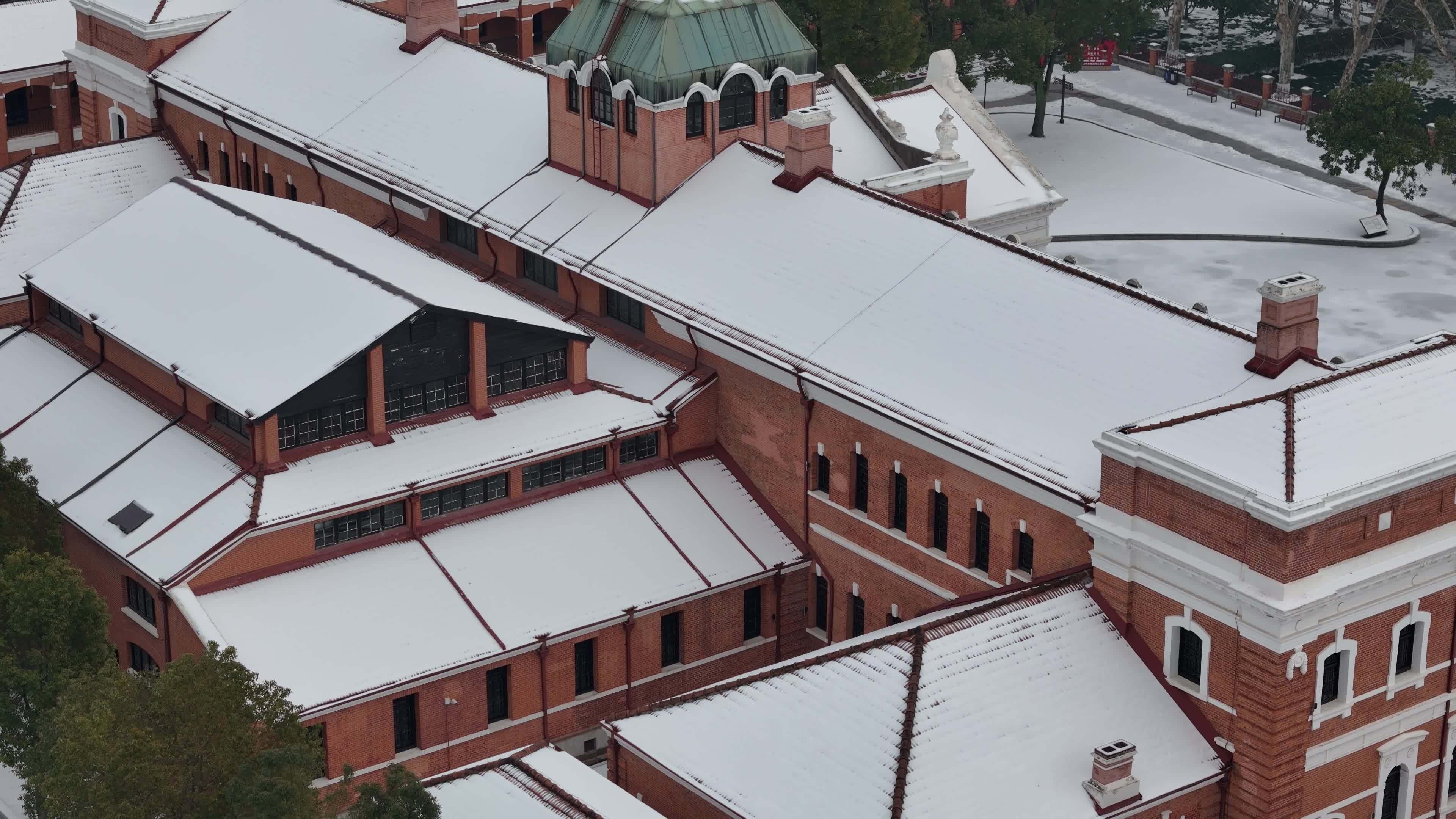 武汉航拍黄鹤楼古建筑雪景下雪红楼长江大桥视频素材画面4
