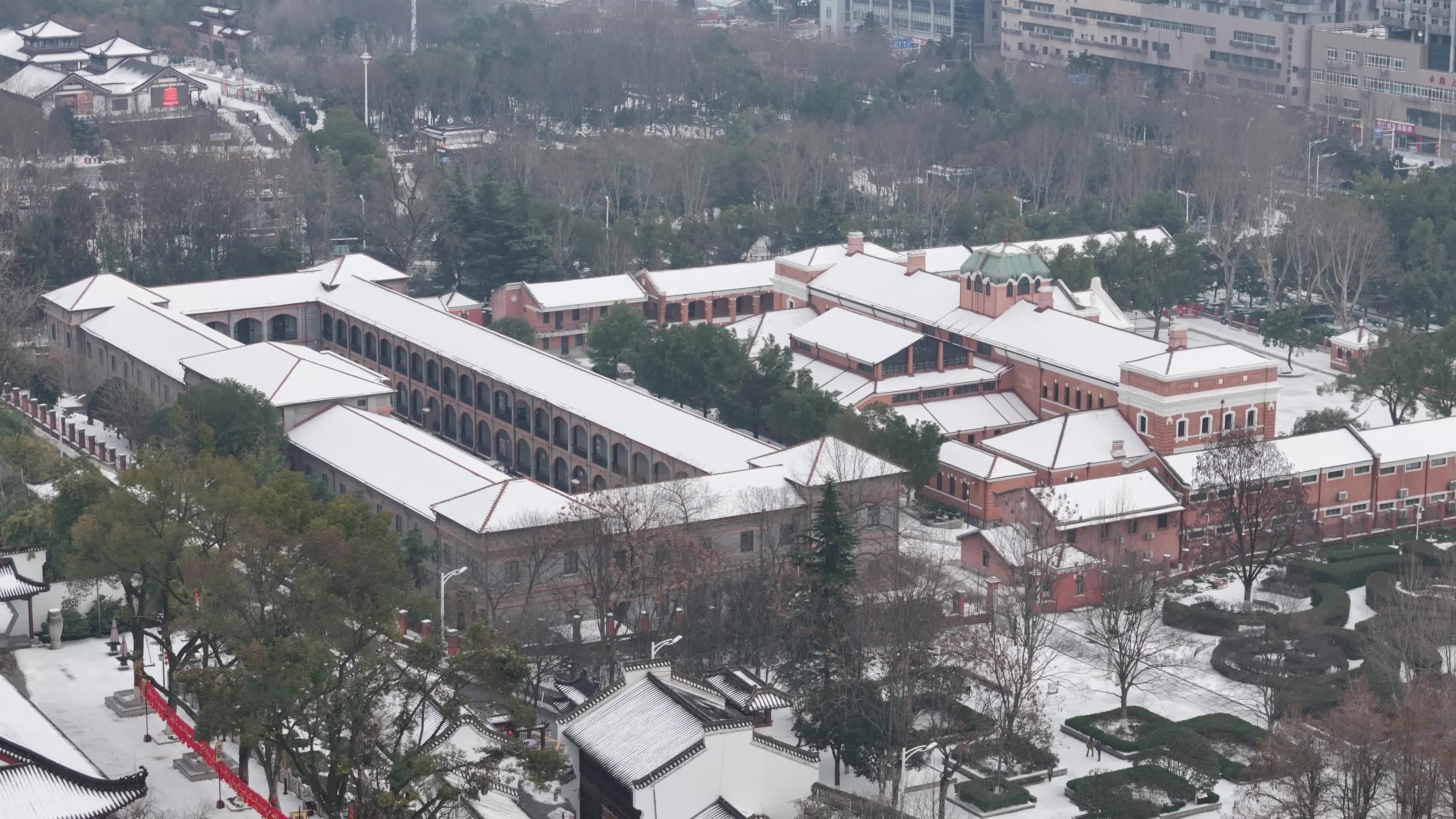 武汉航拍黄鹤楼古建筑雪景下雪红楼长江大桥视频素材画面1