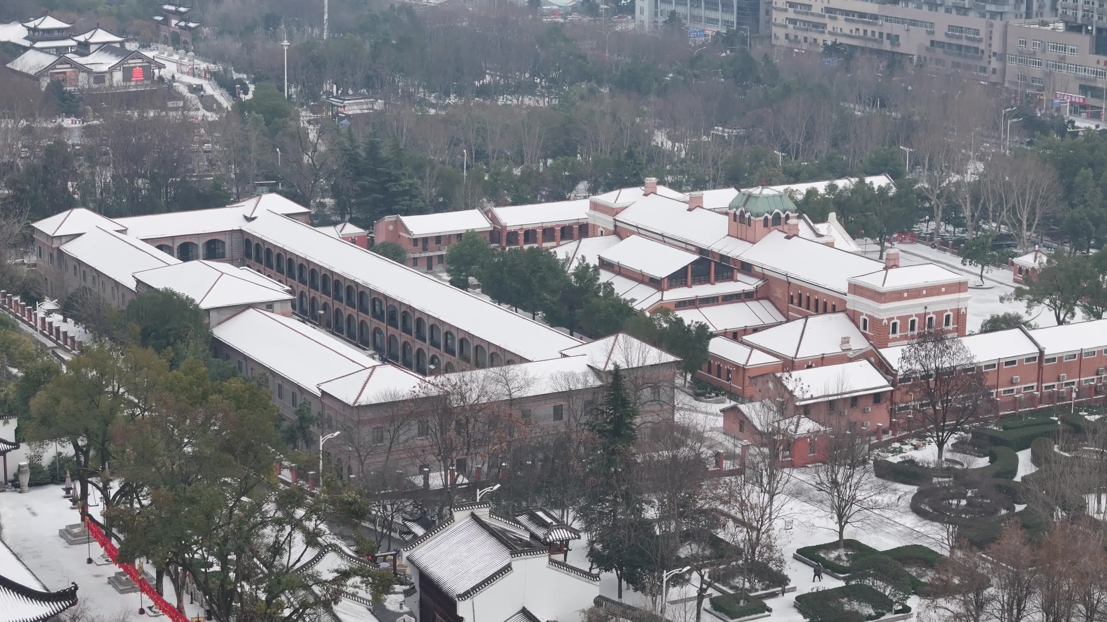 武汉航拍黄鹤楼古建筑雪景下雪红楼长江大桥视频素材画面2