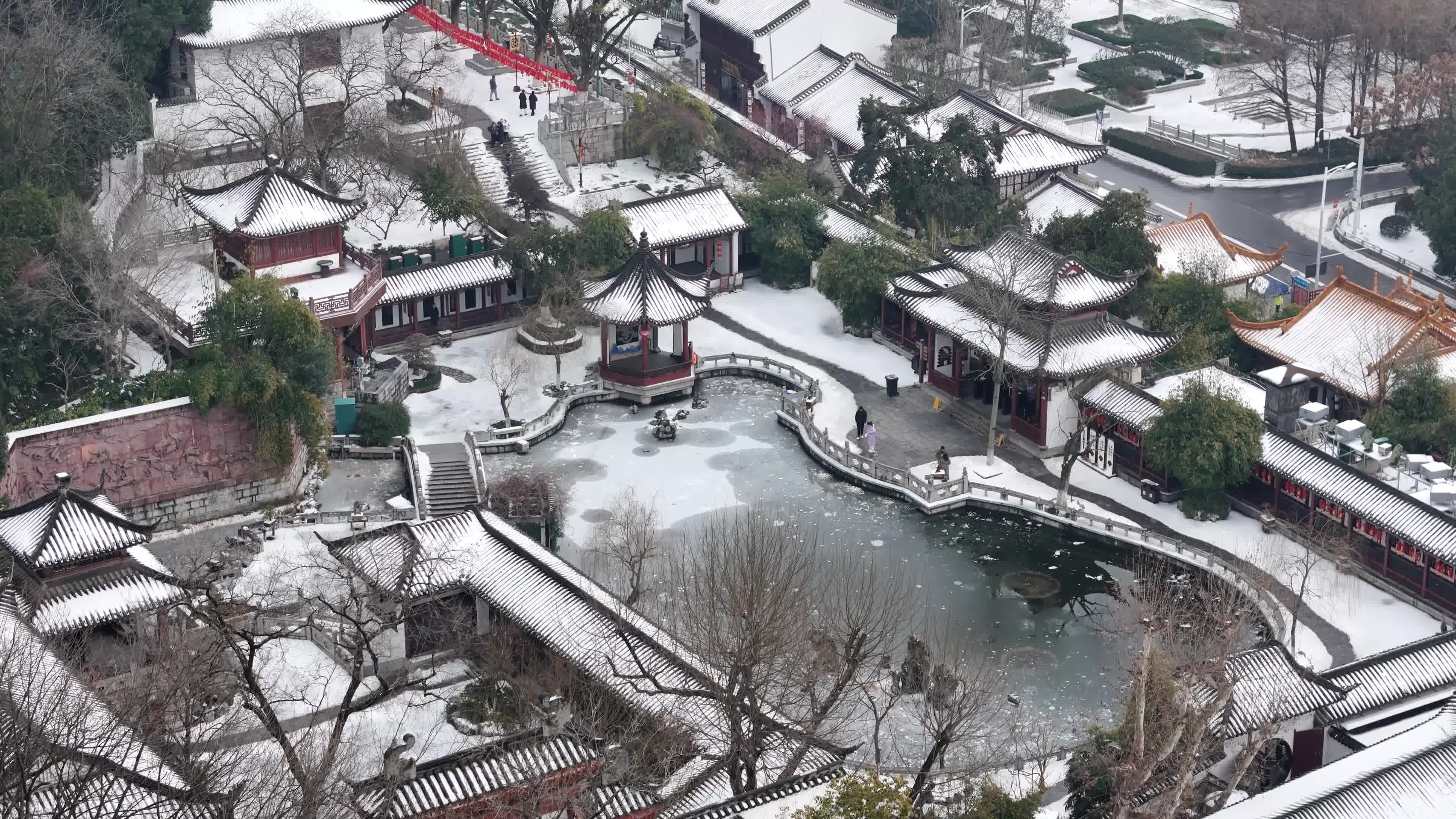 武汉航拍黄鹤楼古建筑雪景下雪红楼长江大桥视频素材画面1