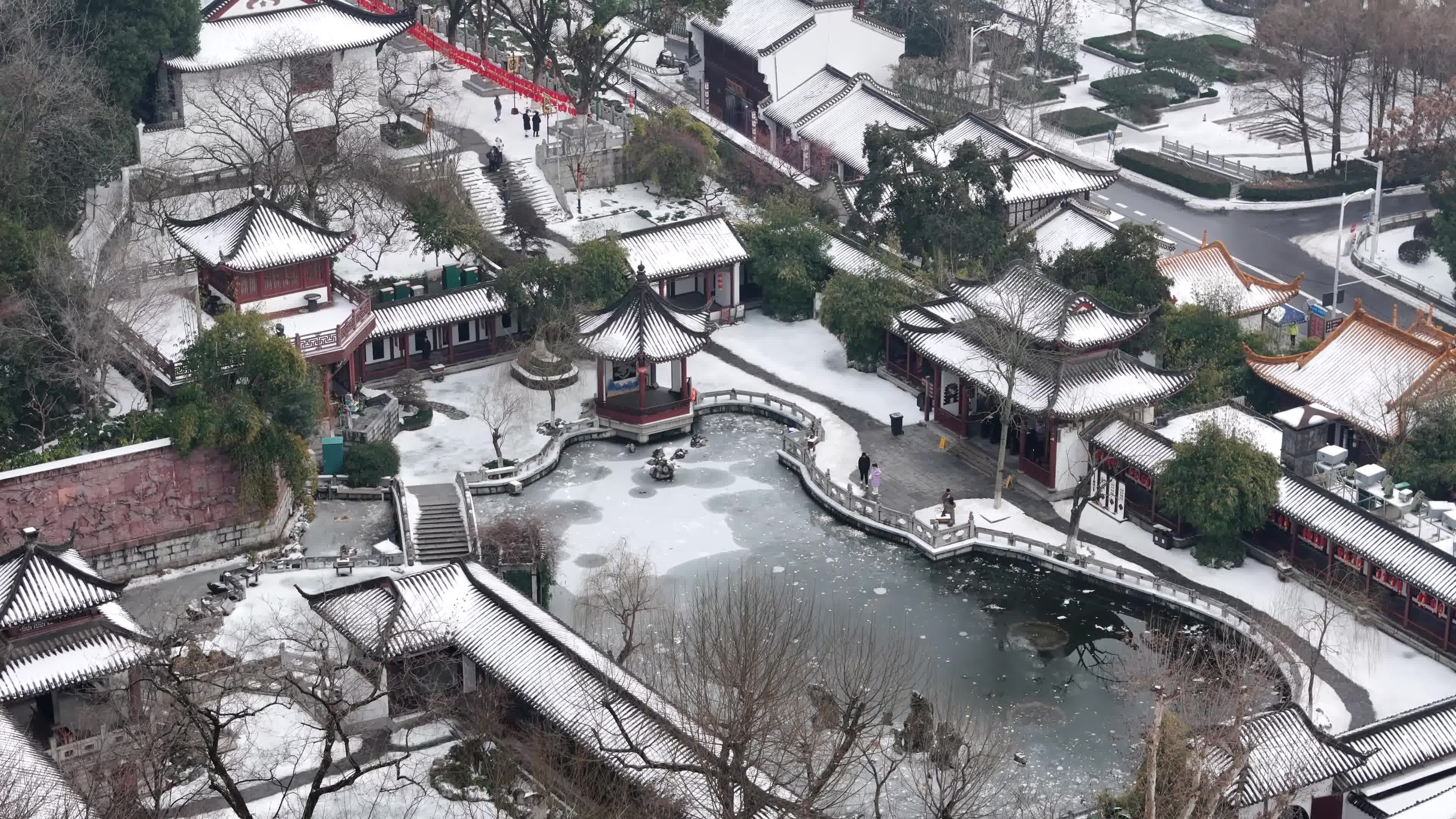 武汉航拍黄鹤楼古建筑雪景下雪红楼长江大桥视频素材画面2