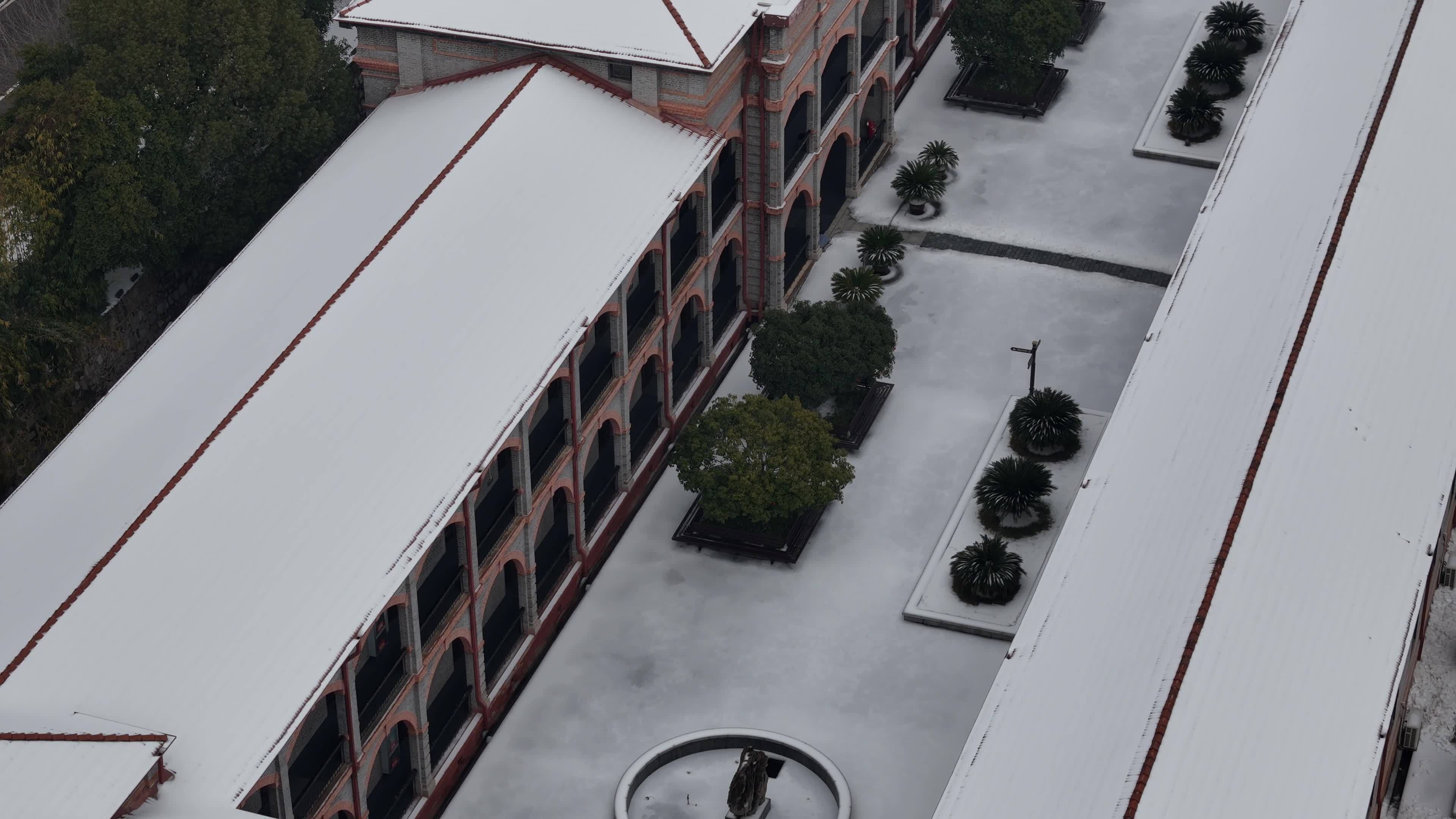 武汉航拍黄鹤楼古建筑雪景下雪红楼长江大桥视频素材画面1