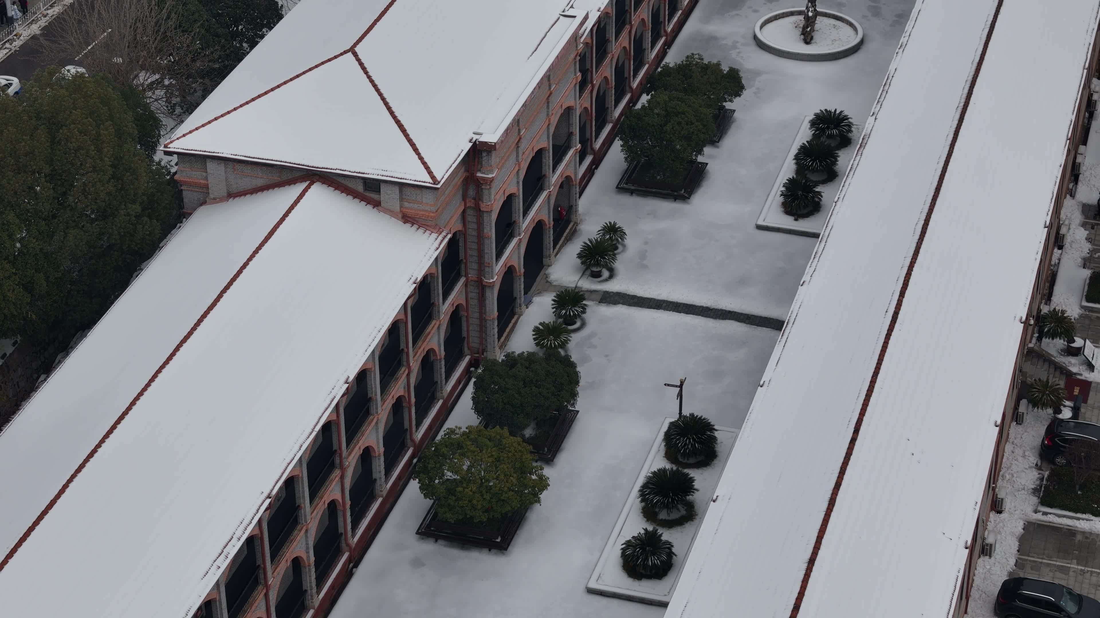 武汉航拍黄鹤楼古建筑雪景下雪红楼长江大桥视频素材画面3