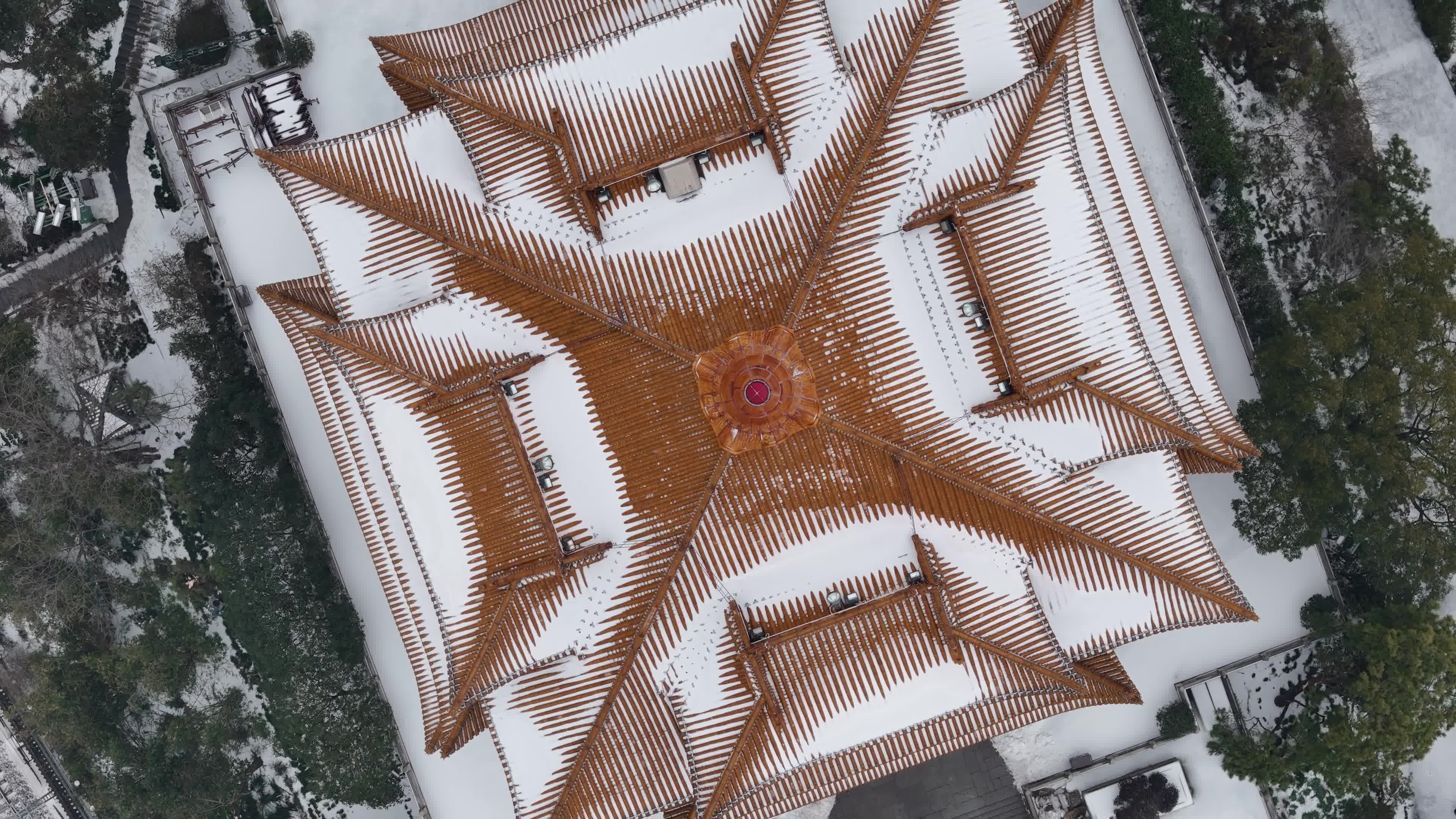武汉航拍黄鹤楼古建筑雪景下雪红楼长江大桥视频素材画面1