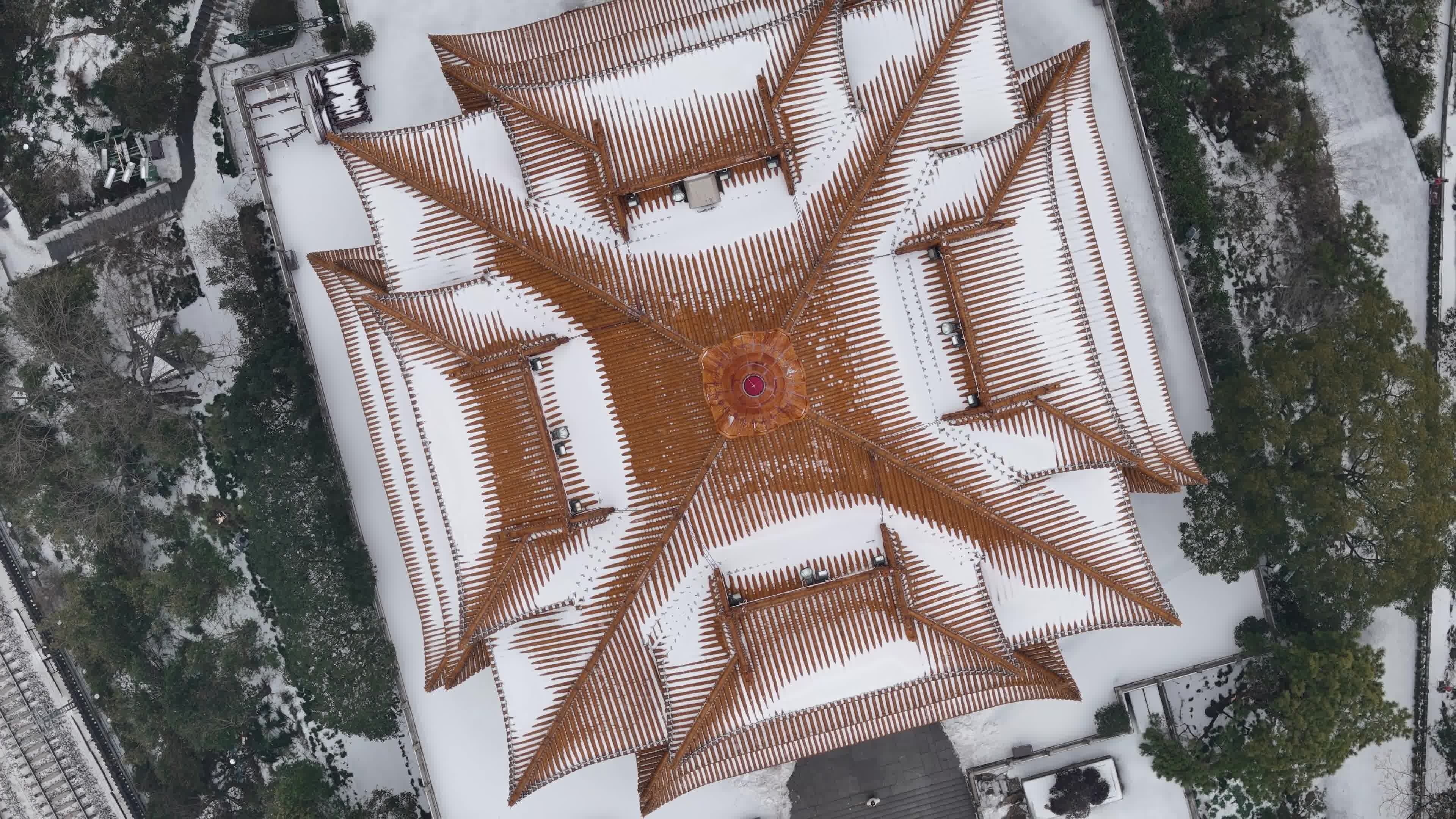 武汉航拍黄鹤楼古建筑雪景下雪红楼长江大桥视频素材画面4