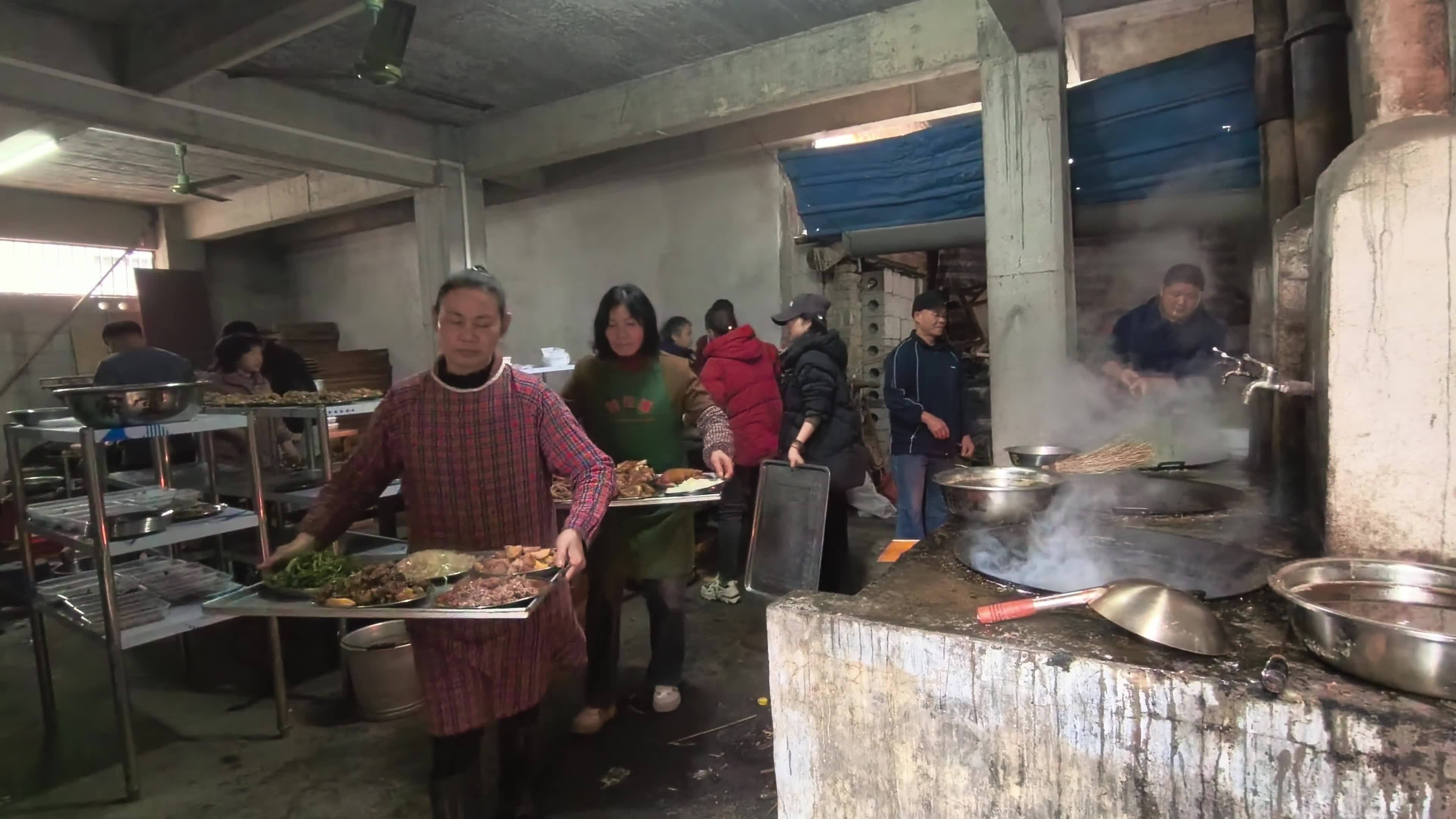 乡村流水席备餐忙碌景象视频素材画面1