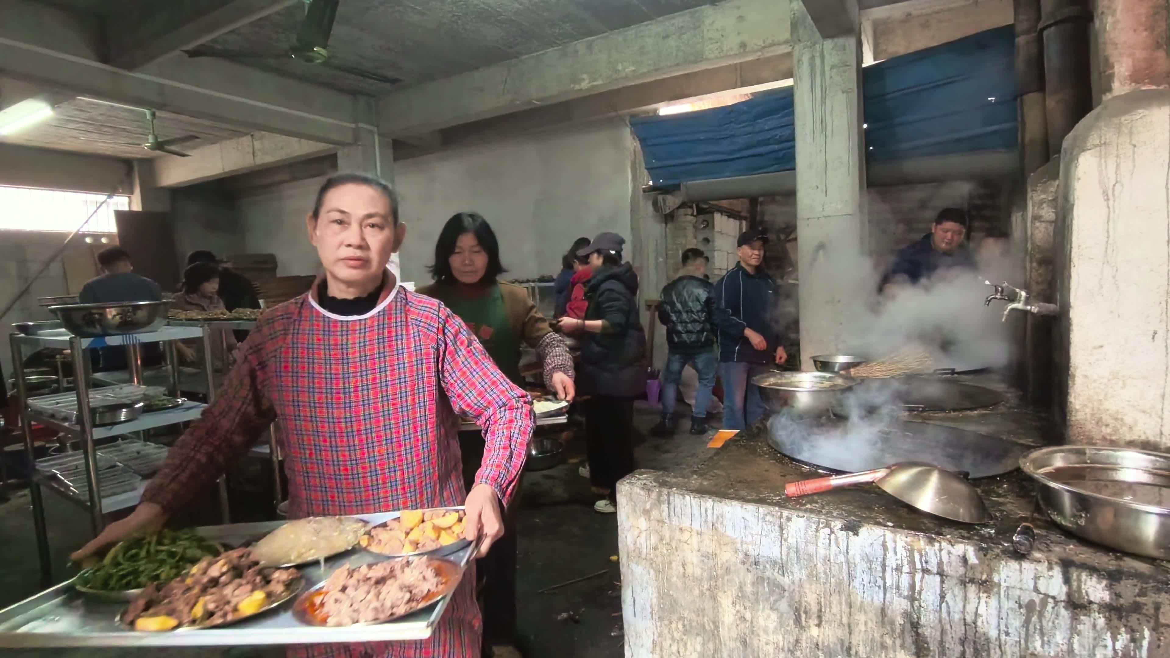 乡村流水席备餐忙碌景象视频素材画面2