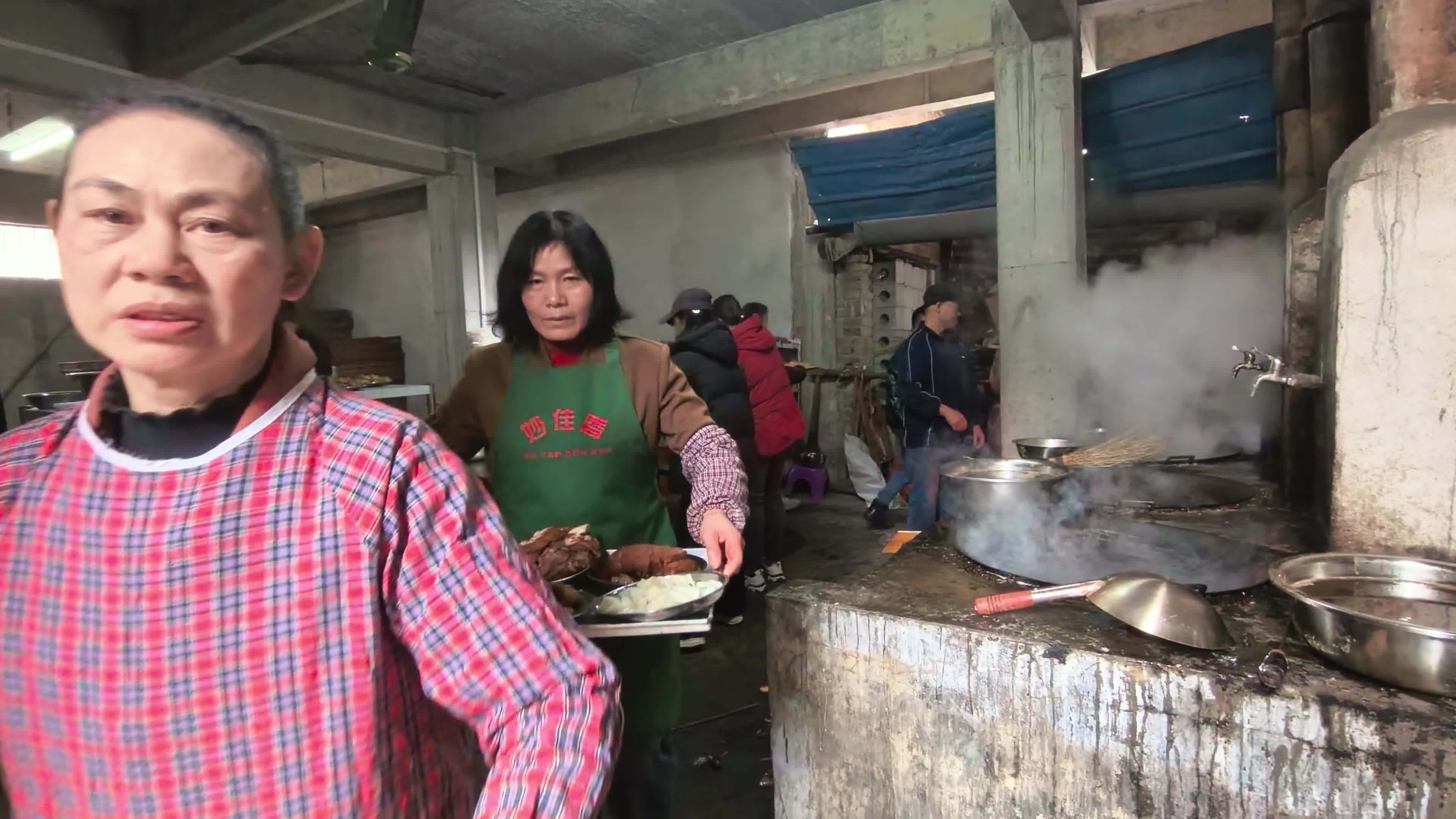 乡村流水席备餐忙碌景象视频素材画面4