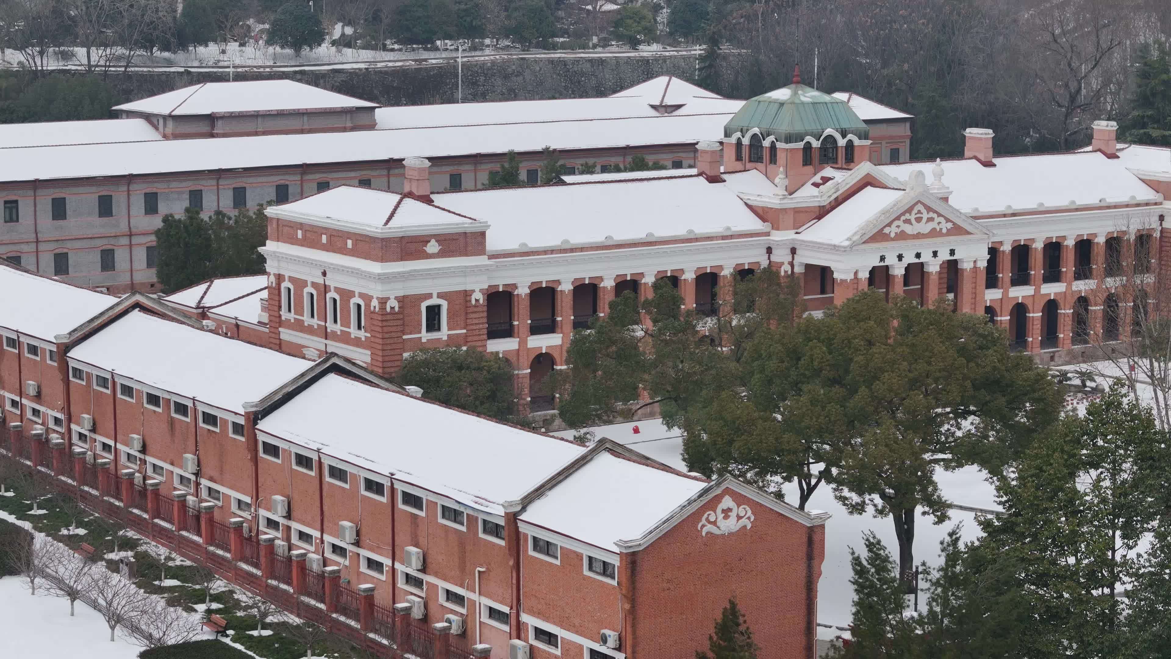 武汉航拍黄鹤楼古建筑雪景下雪红楼长江大桥视频素材画面2
