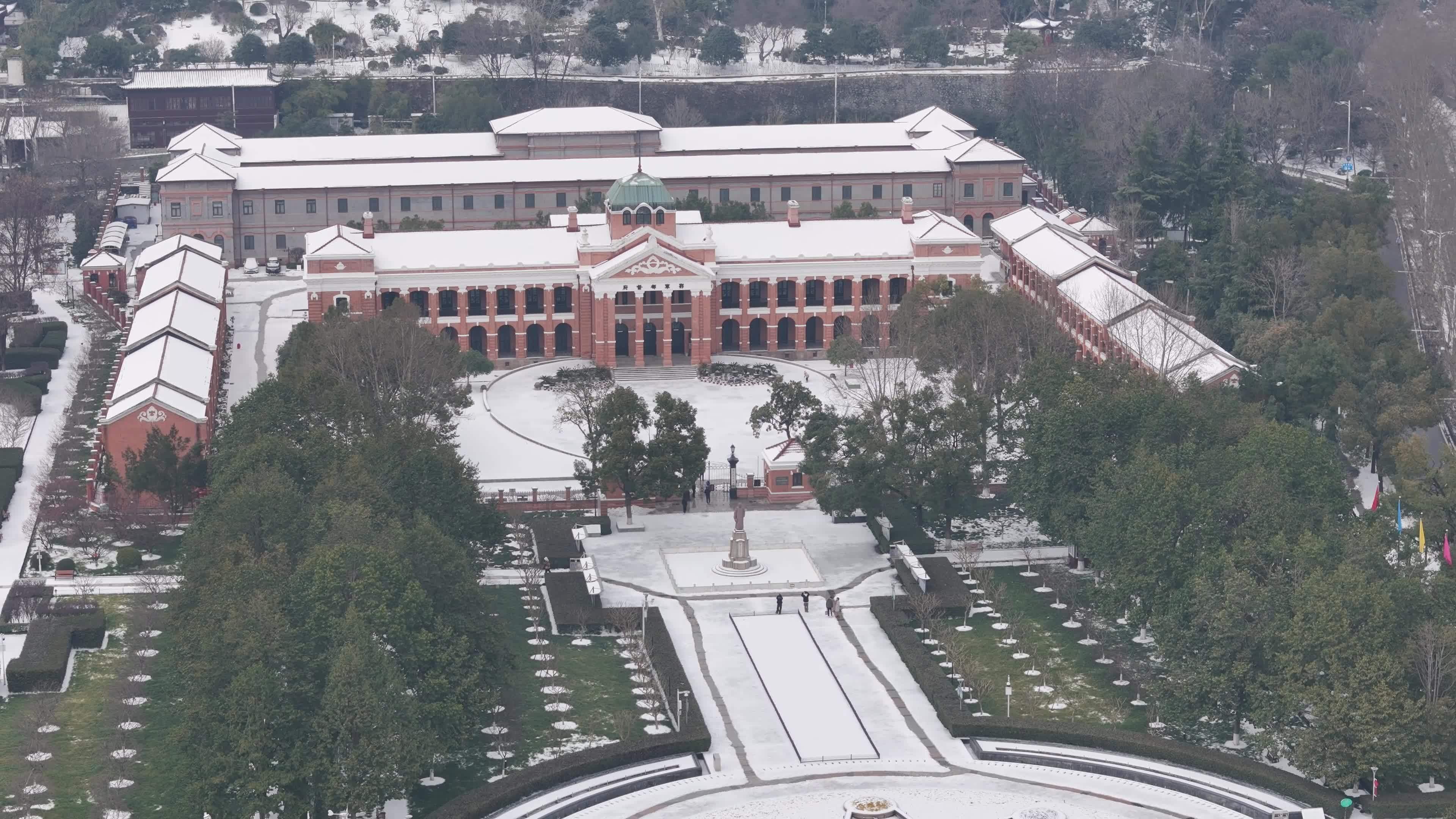武汉航拍黄鹤楼古建筑雪景下雪红楼长江大桥视频素材画面1