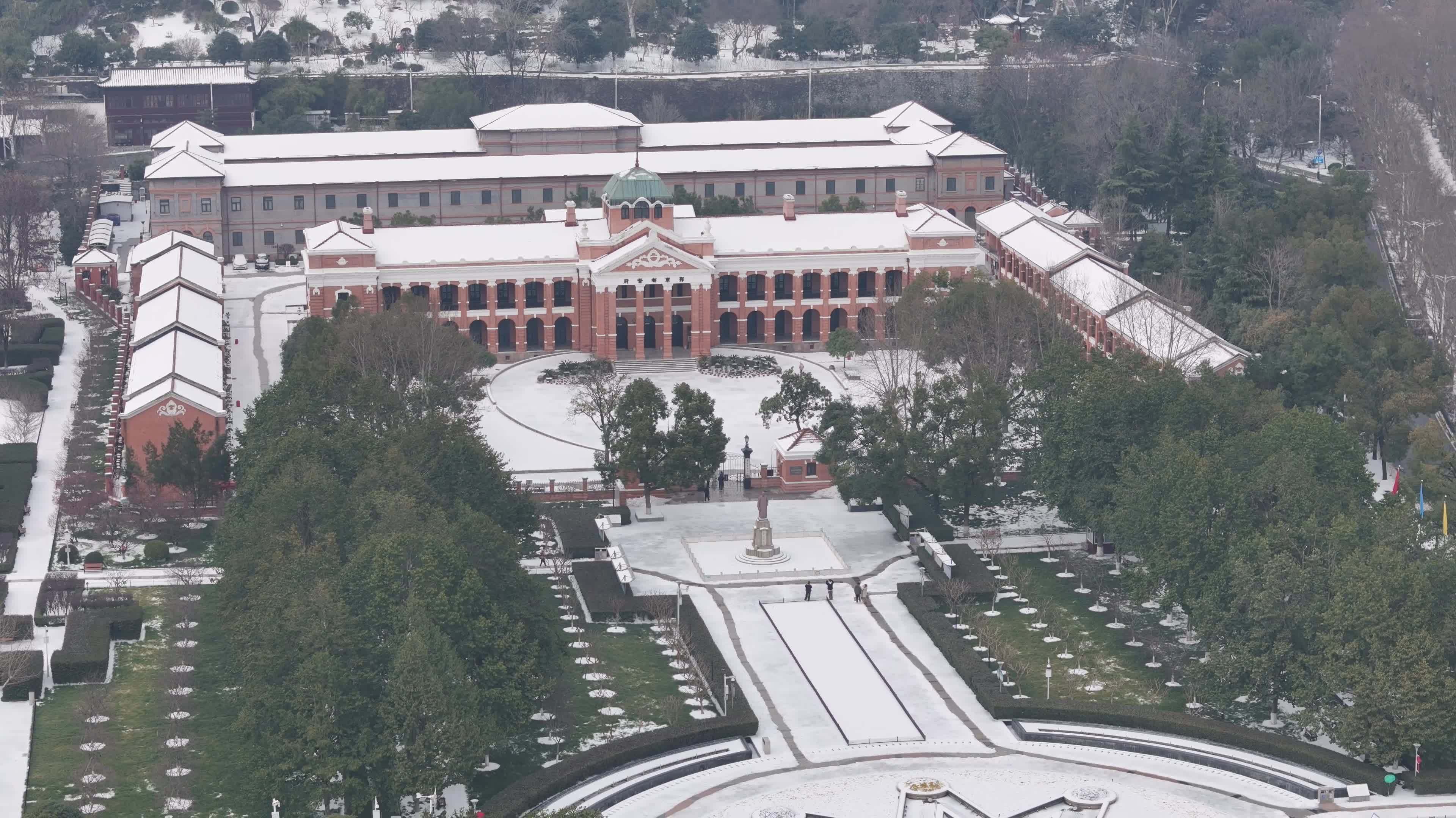 武汉航拍黄鹤楼古建筑雪景下雪红楼长江大桥视频素材画面2