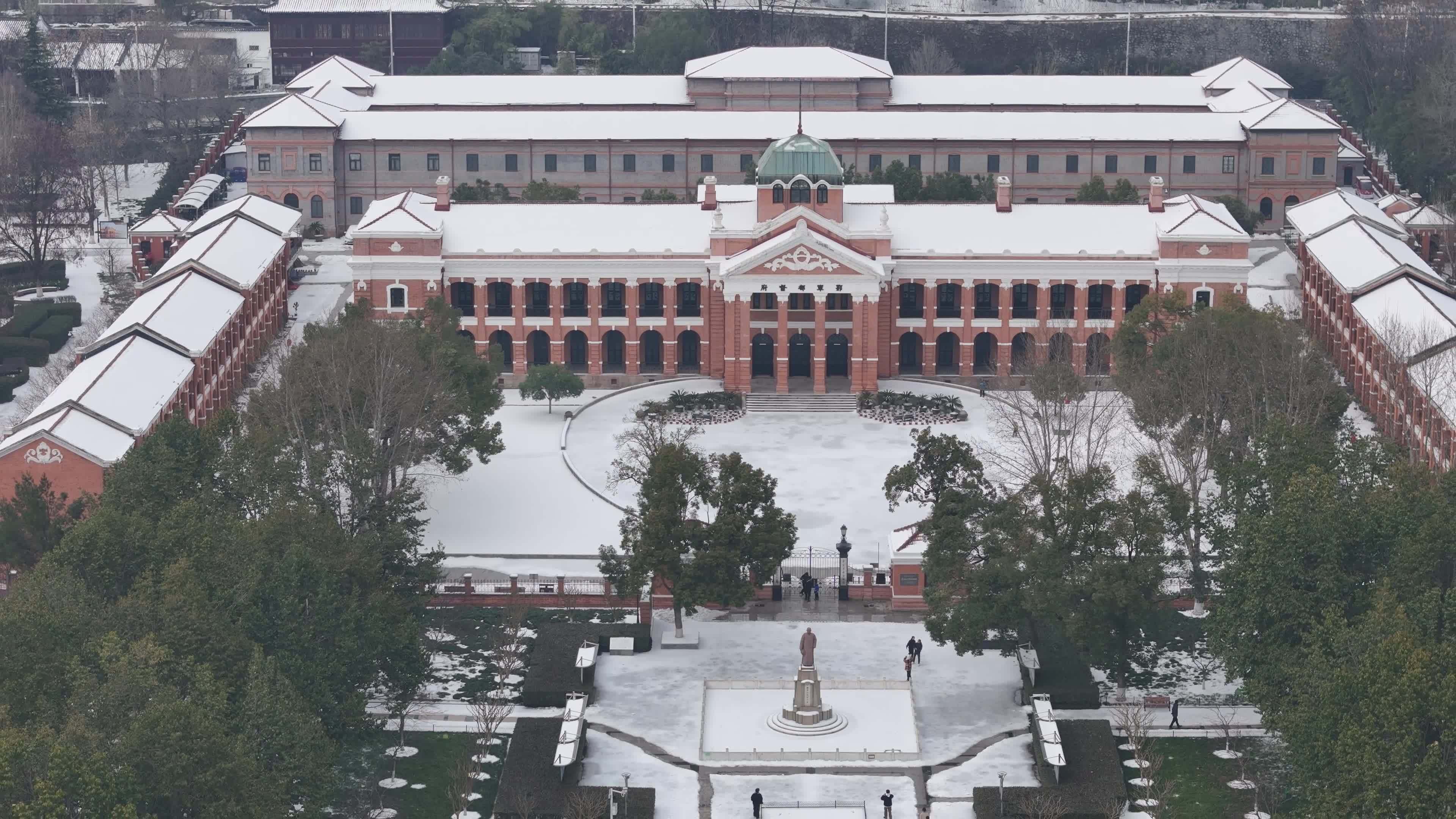 武汉航拍黄鹤楼古建筑雪景下雪红楼长江大桥视频素材画面1