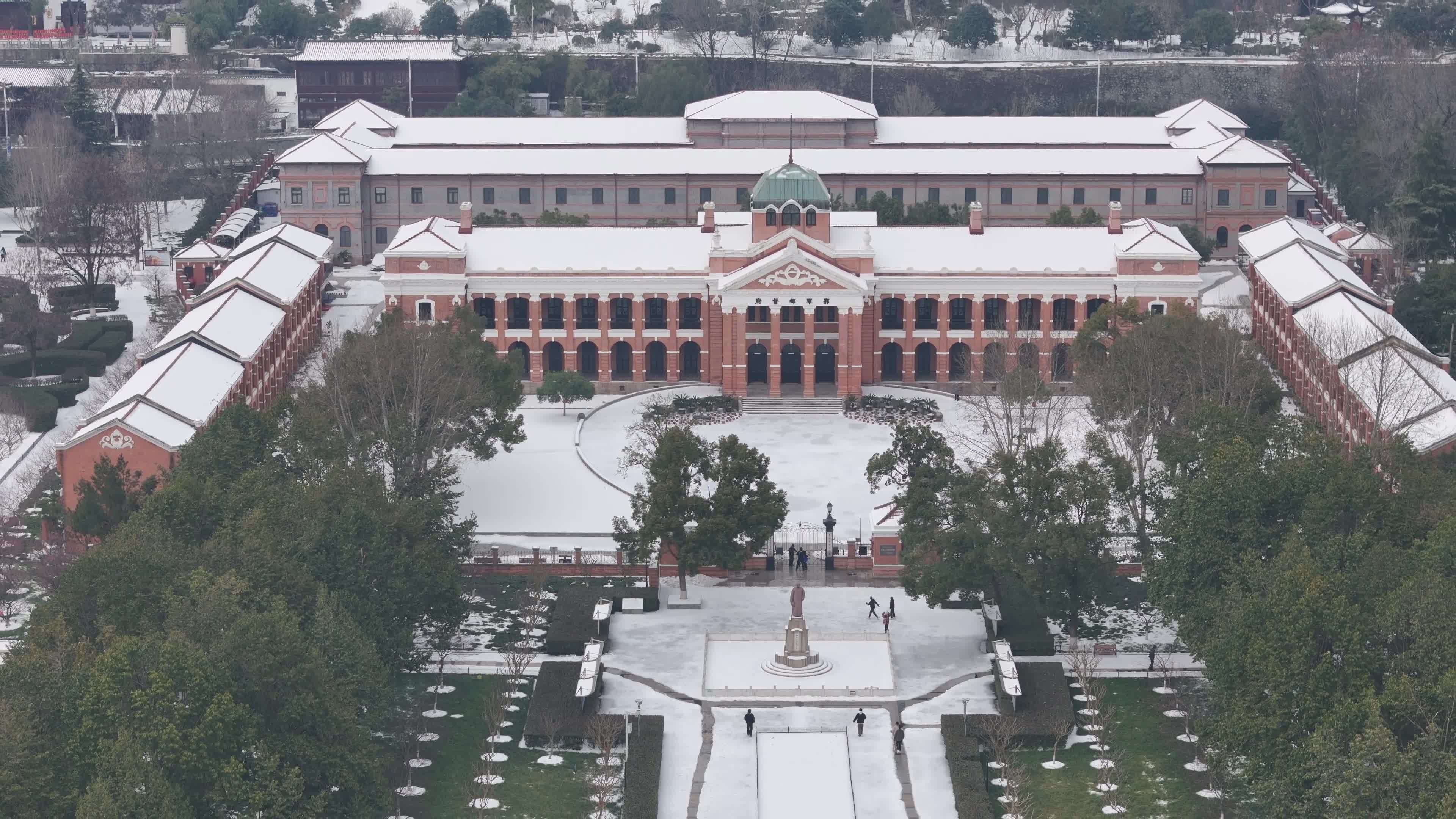 武汉航拍黄鹤楼古建筑雪景下雪红楼长江大桥视频素材画面4