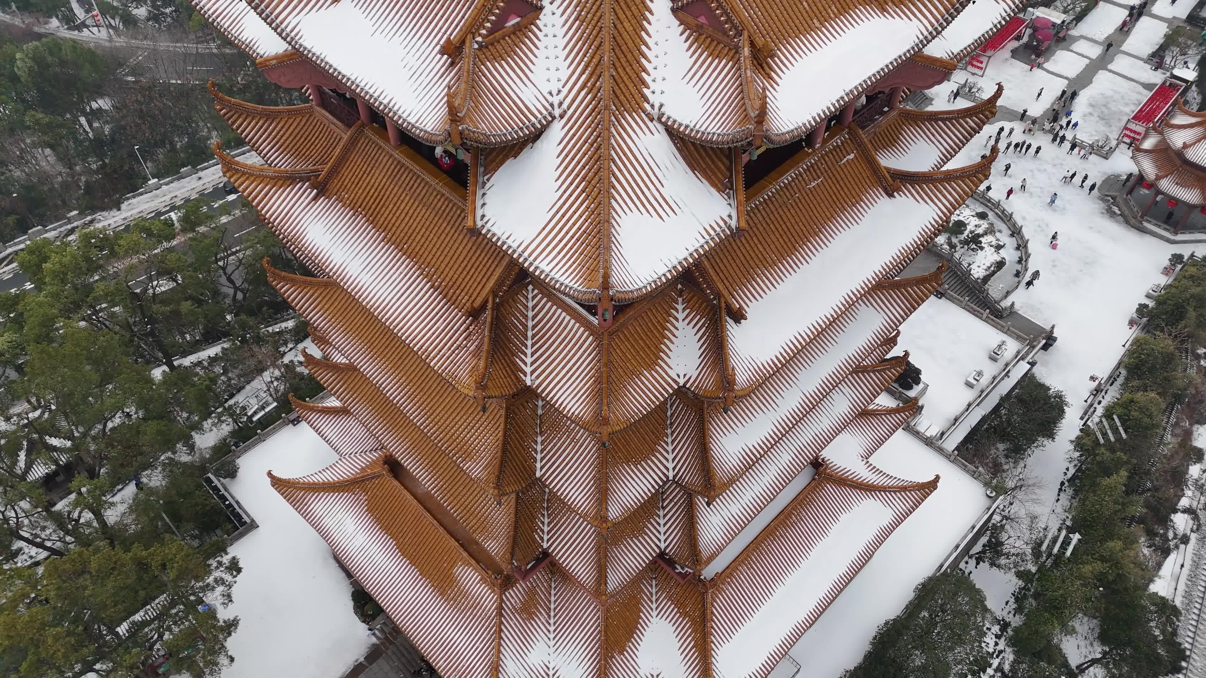 武汉航拍黄鹤楼古建筑雪景下雪红楼长江大桥视频素材画面1