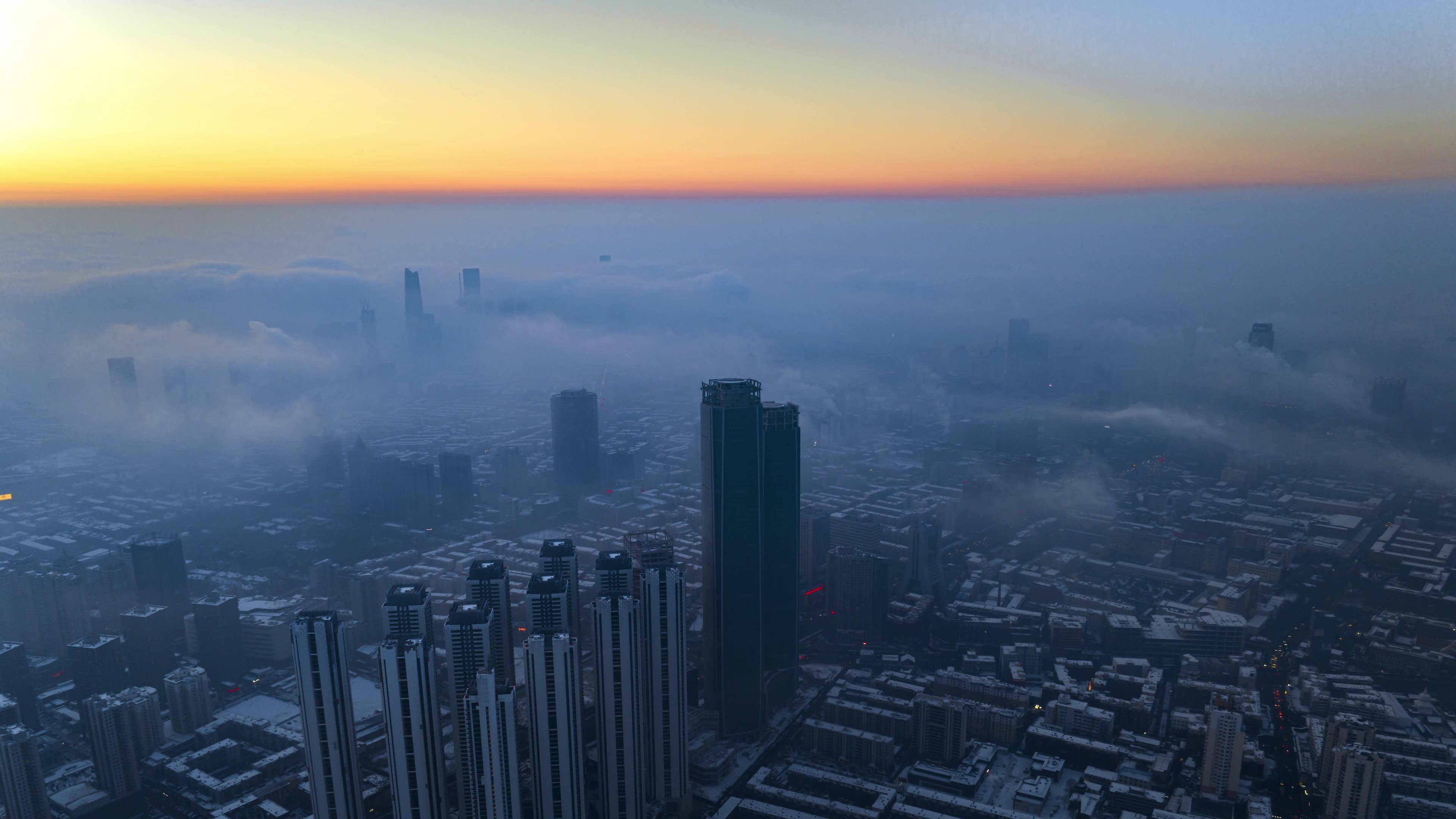 中国辽宁沈阳金廊恒大世界城平流雾日出视频素材画面1