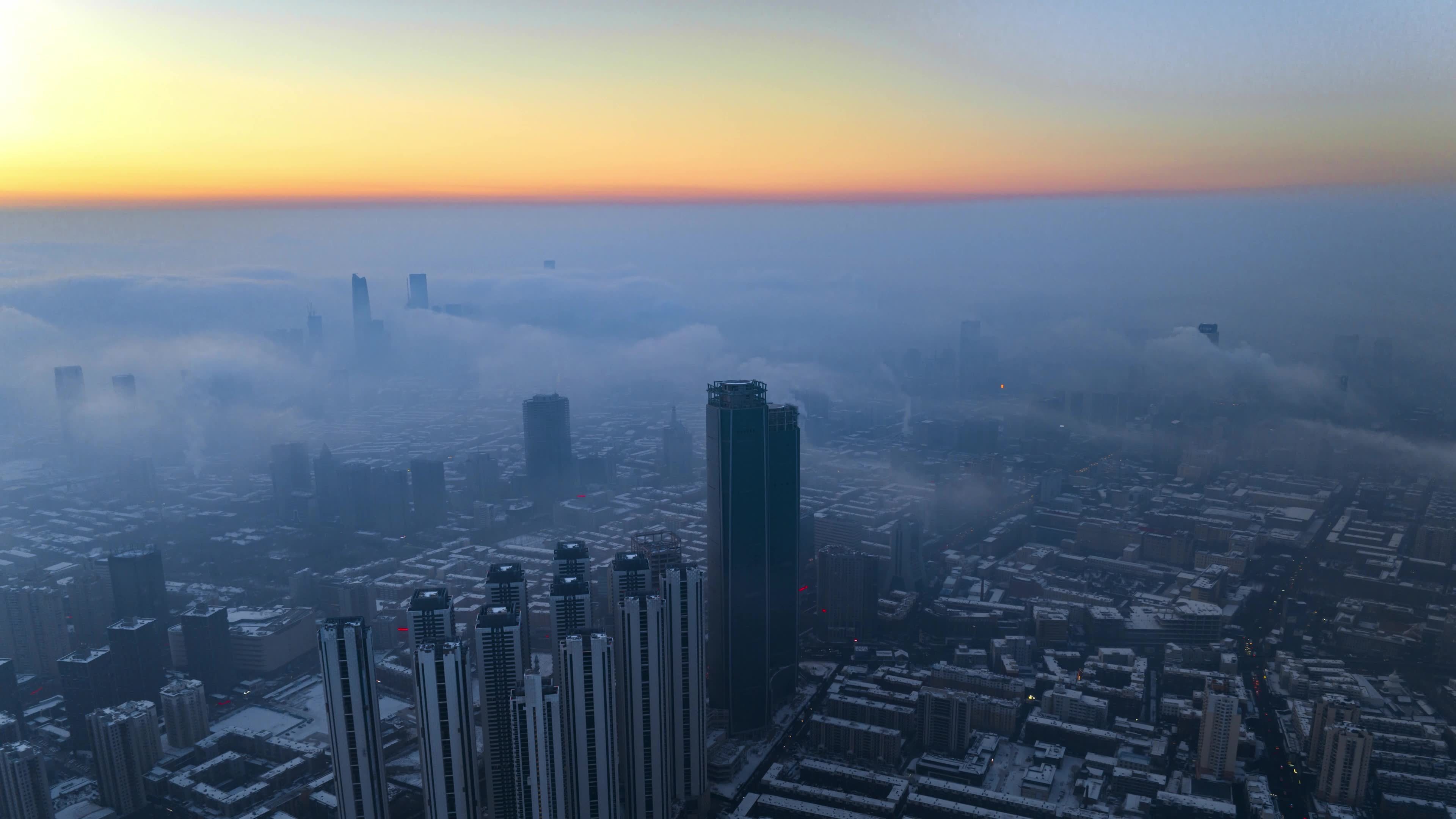 中国辽宁沈阳金廊恒大世界城平流雾日出视频素材画面4