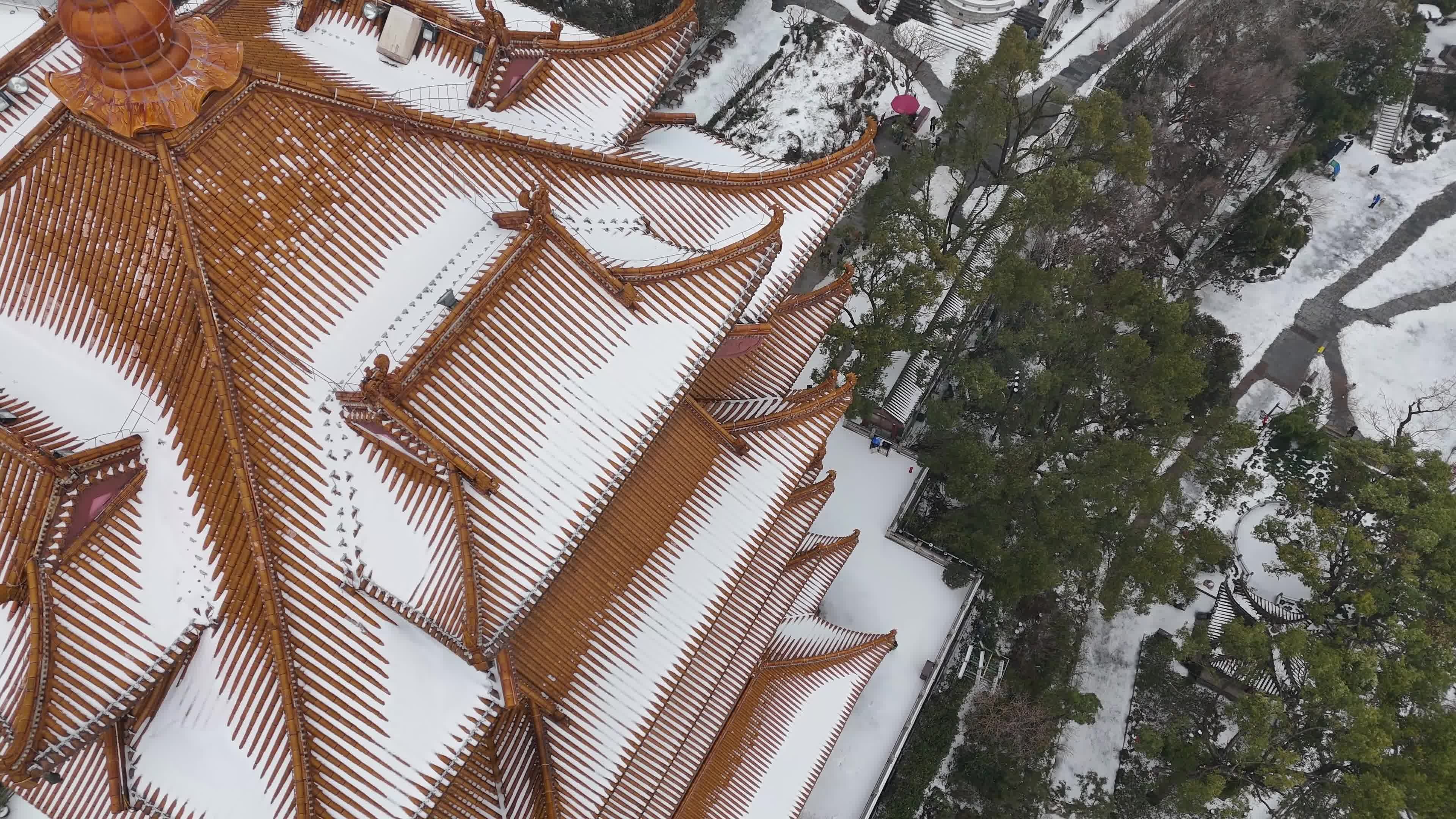 武汉航拍黄鹤楼古建筑雪景下雪红楼长江大桥视频素材画面1