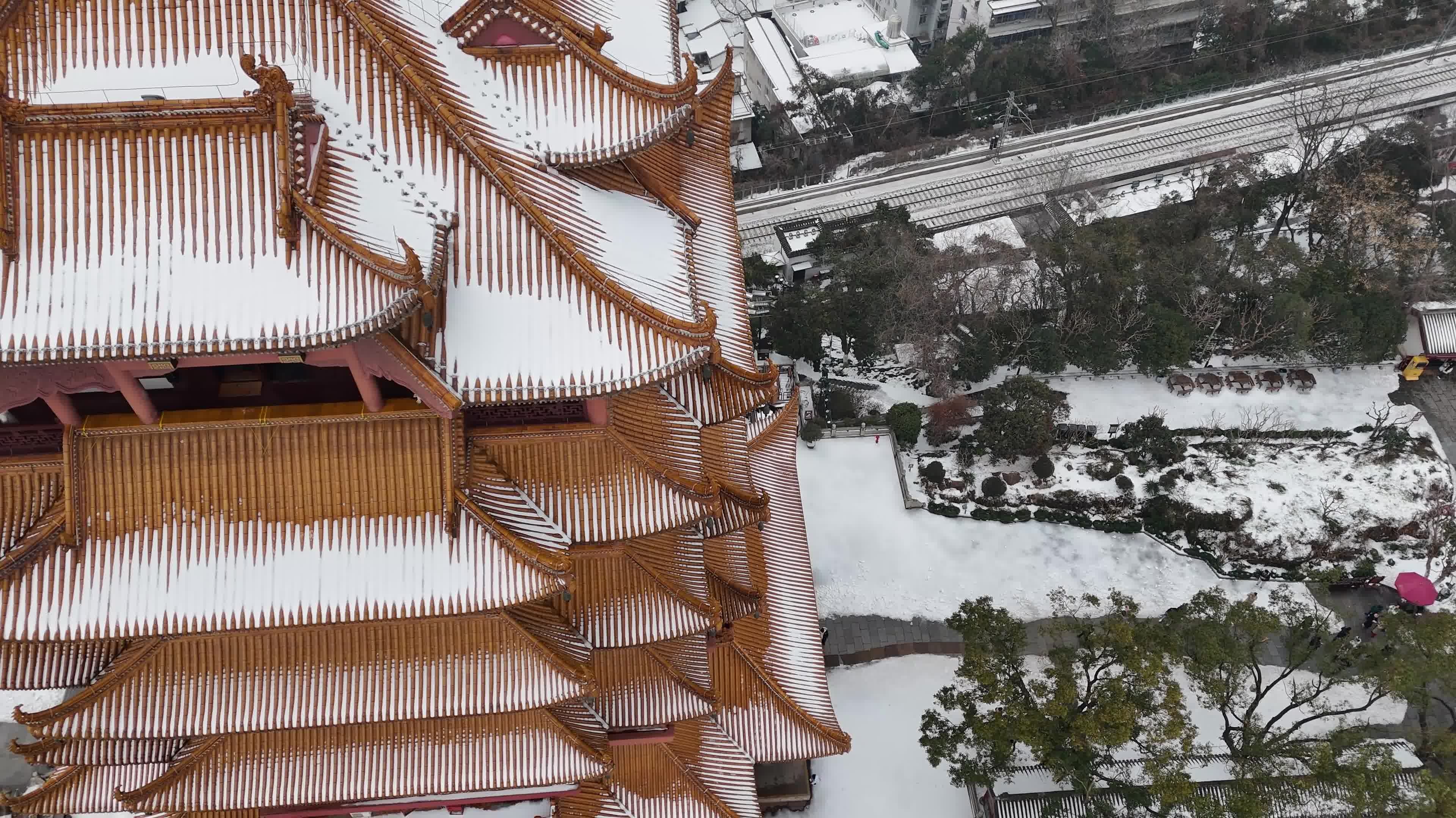 武汉航拍黄鹤楼古建筑雪景下雪红楼长江大桥视频素材画面2