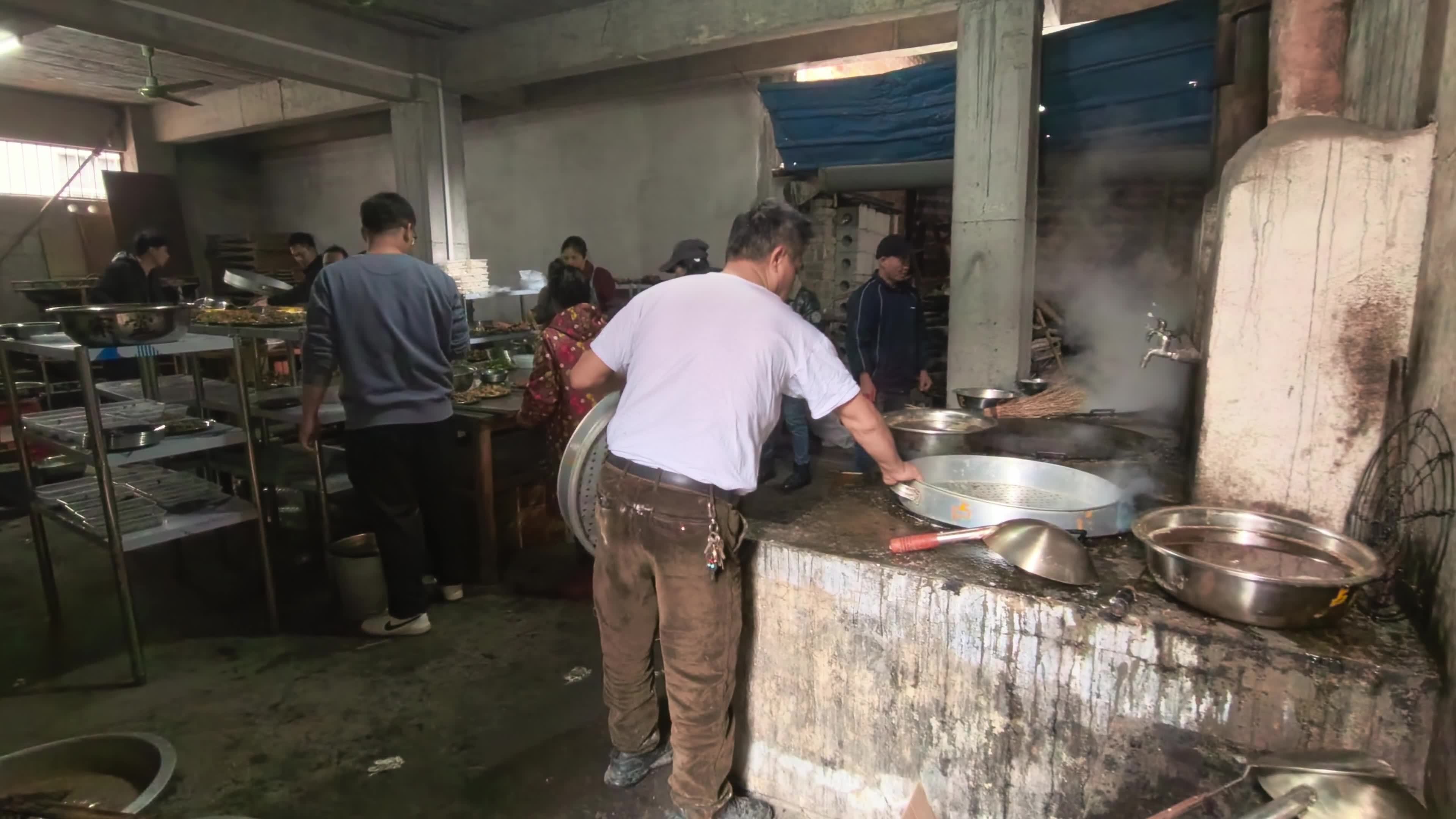 热闹的乡村宴席准备视频素材画面1