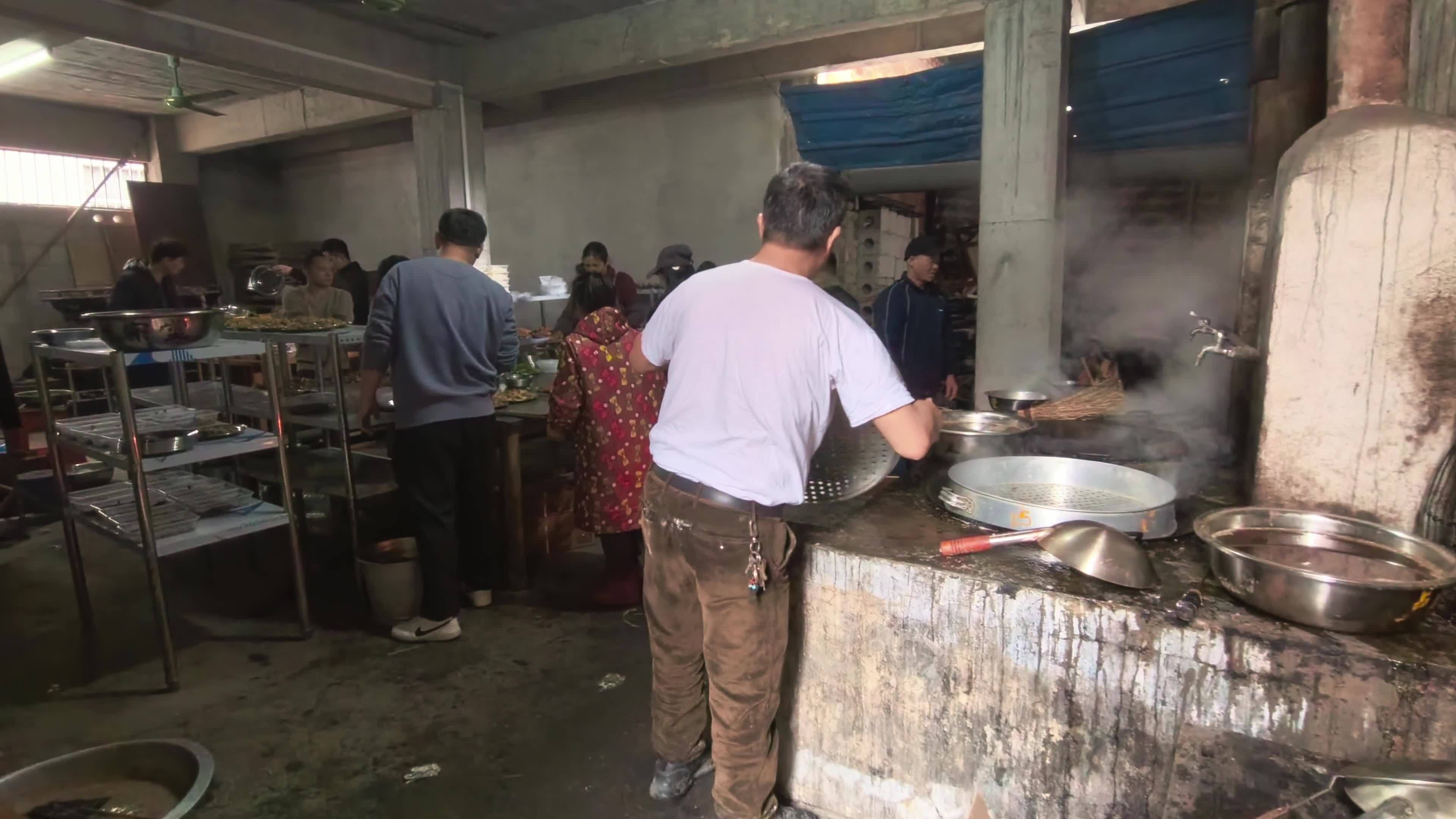 热闹的乡村宴席准备视频素材画面2