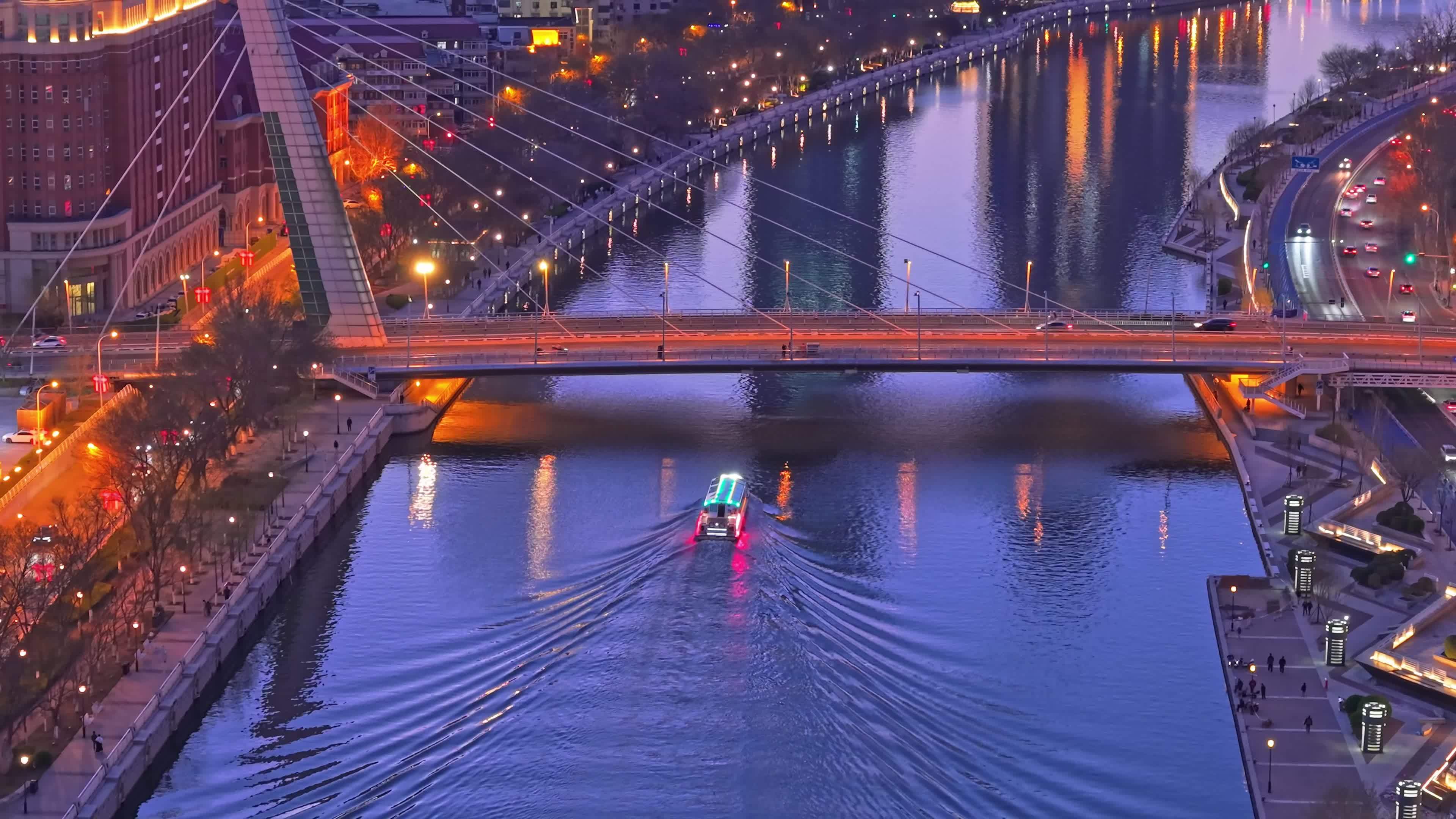 天津海河游船城市风光夜景航拍视频素材画面2
