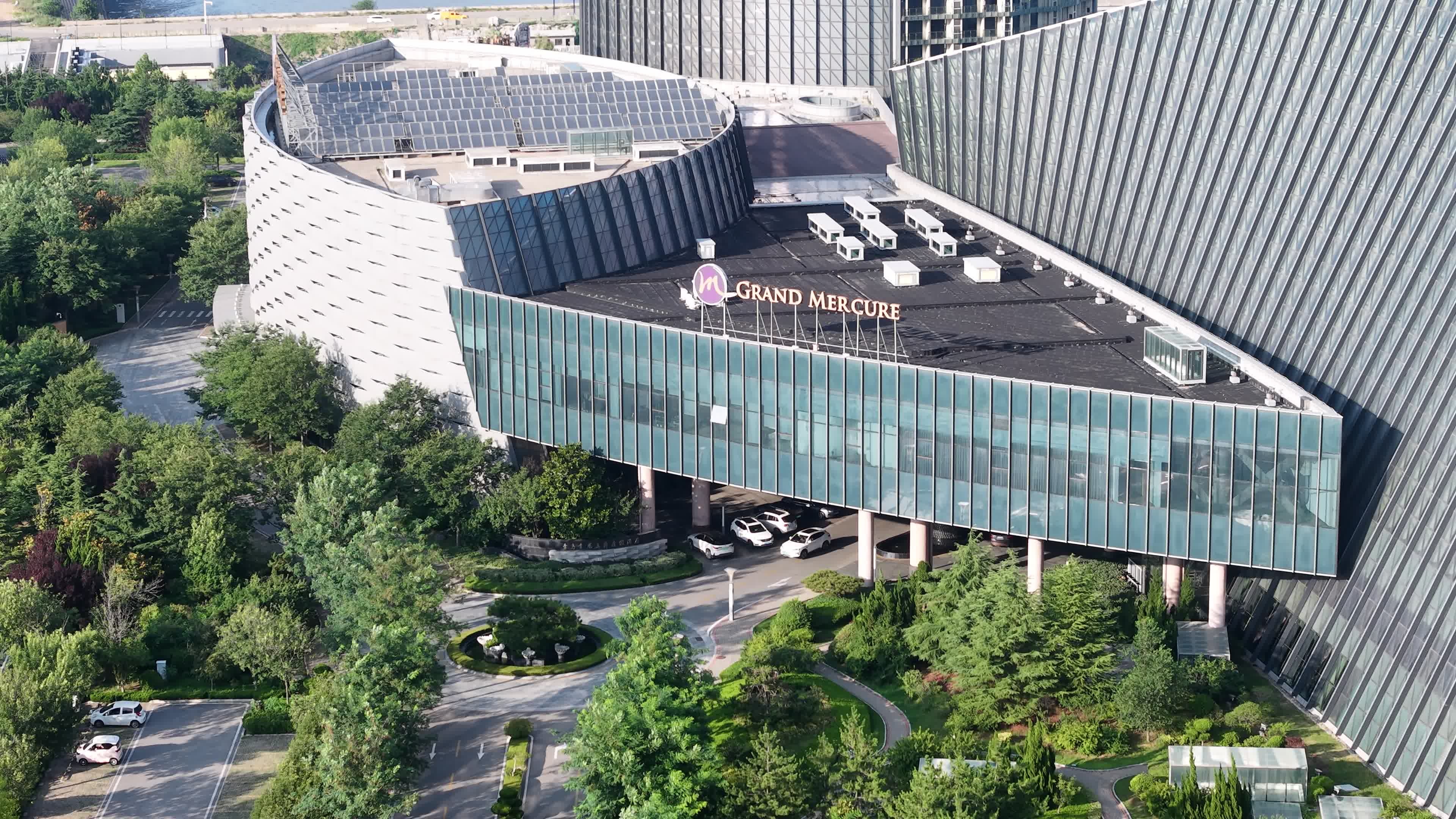 现代建筑与城市绿化视频素材画面1