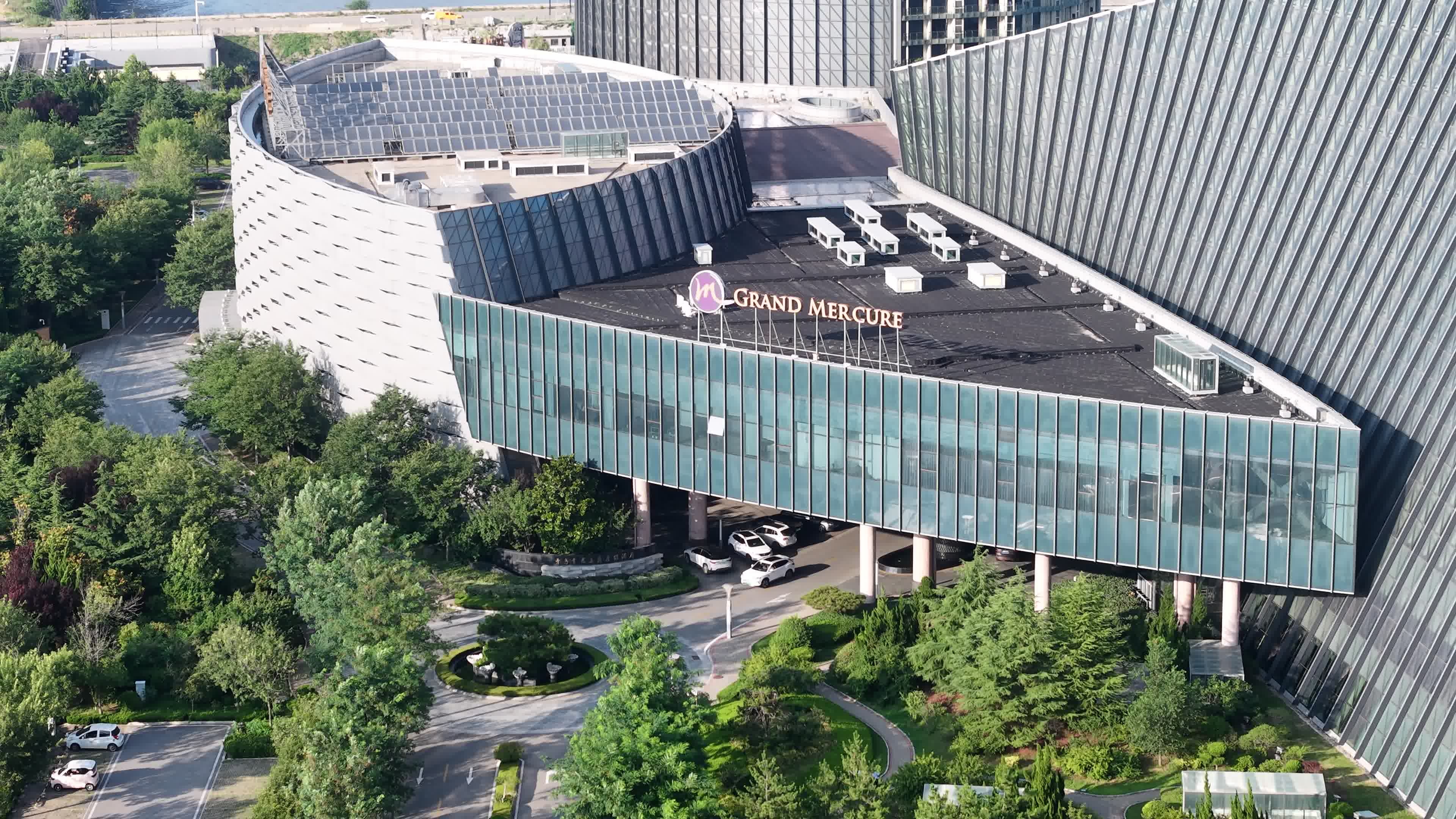 现代建筑与城市绿化视频素材画面3