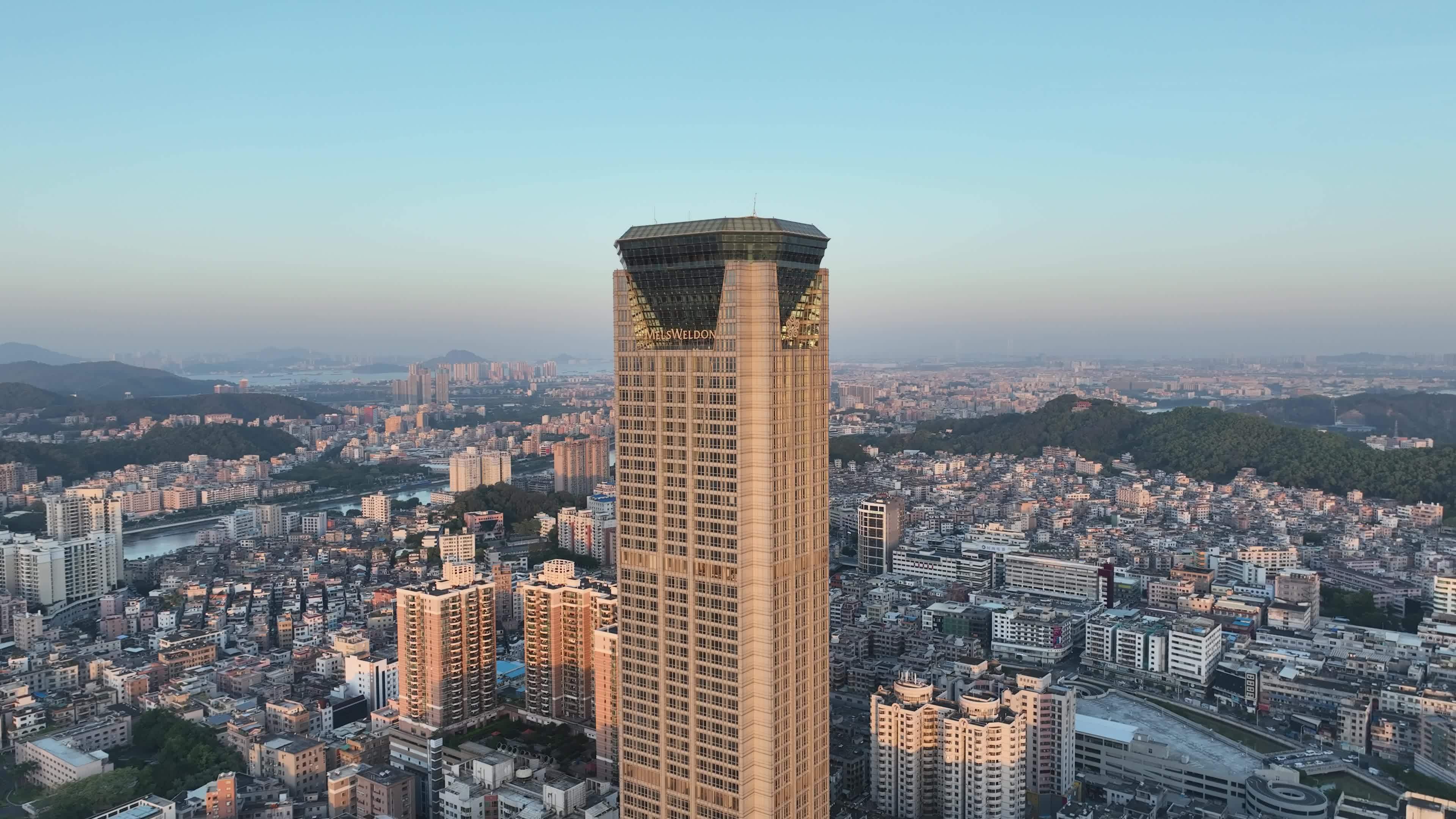 东莞虎门航拍虎门镇城市建筑风光黄河时装城视频素材画面1